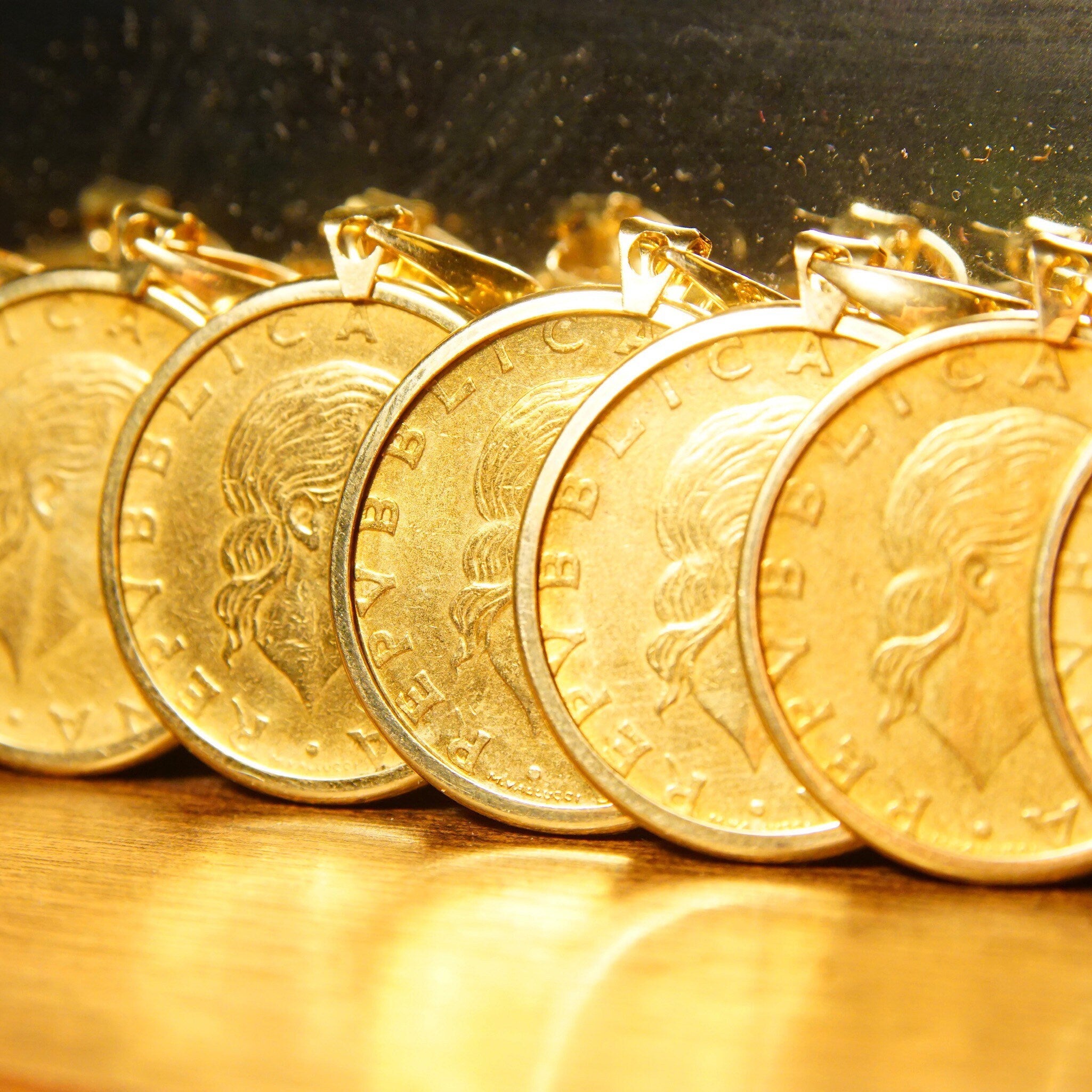 Vintage Milor Italy 14K Gold Italian Lire Coin Pendant, Republica Italian 200 Lire, 1978-1998, Solid Gold Bezel Case & Bail, 1 3/8" L