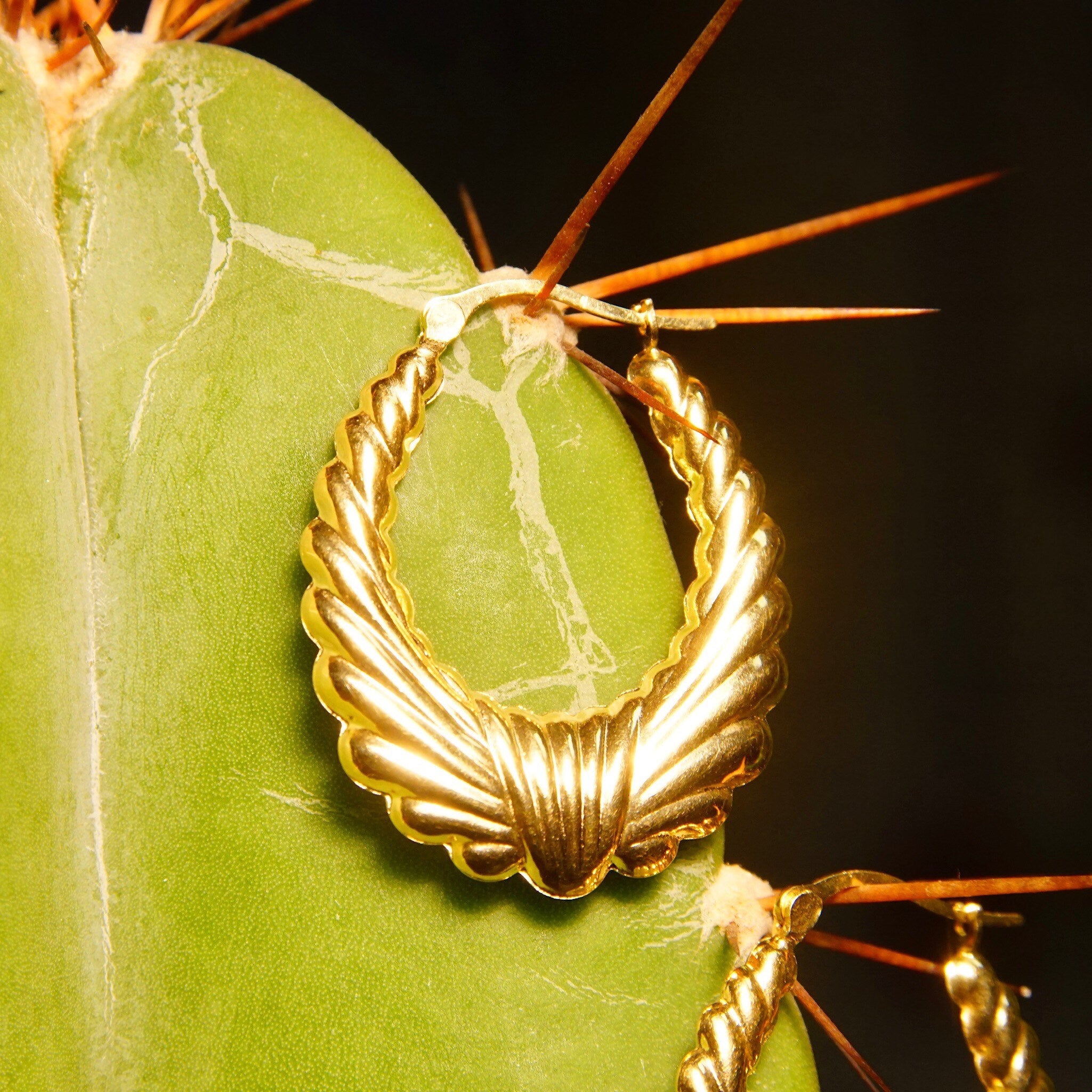 Vintage 14K Yellow Gold Scalloped Hoops, Puffed Wreath Hoop Earrings, Medium 585 Hoops, Sophisticated Gold Earrings, 1 1/4" L