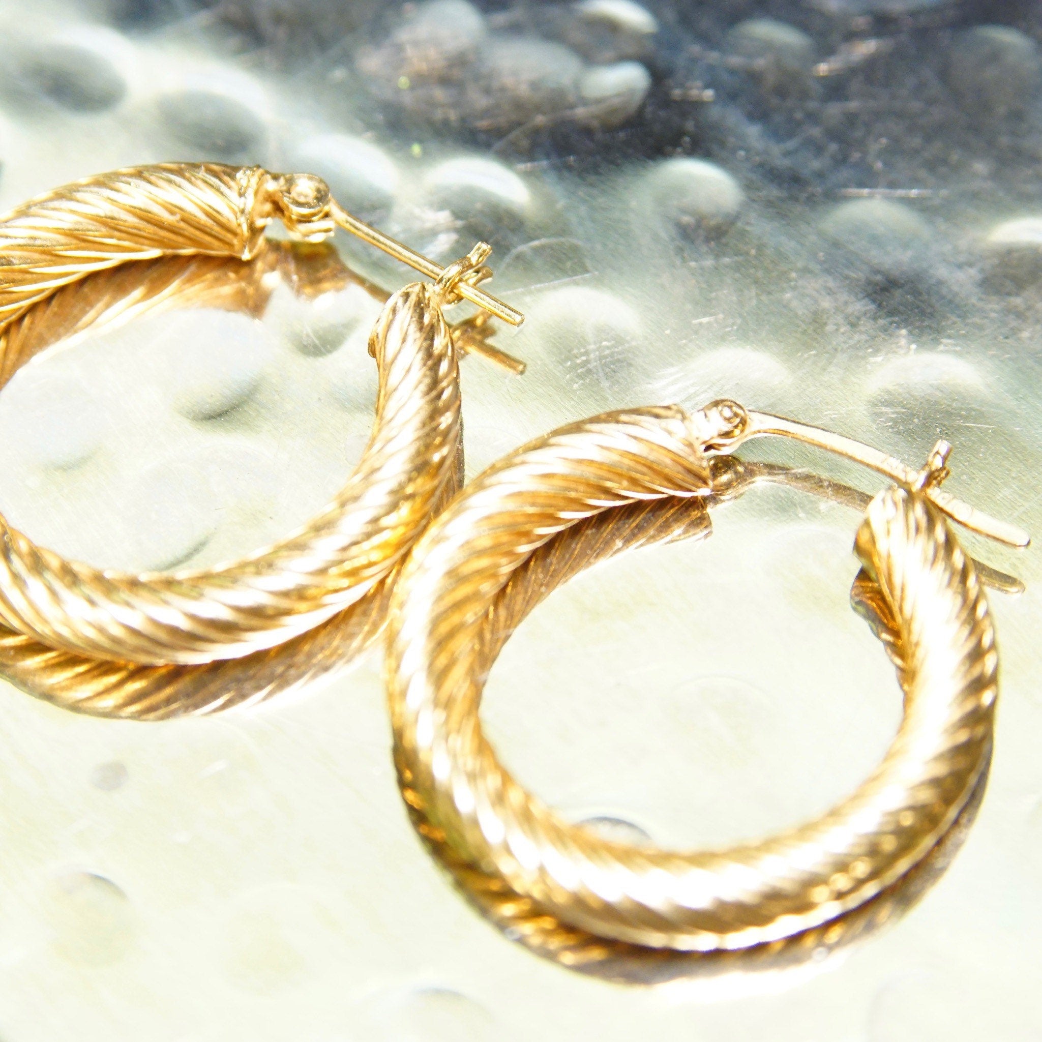 Vintage 14K Yellow Gold Spiral Hoop Earrings, Small 25mm Gold Hollow Tube Hoops, Classy Gold Hoop Earrings, Lightweight 585 Accessory, JCM