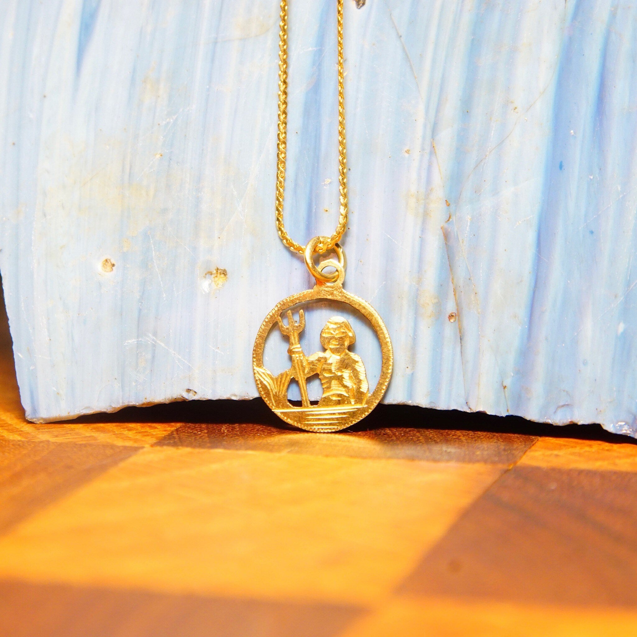 Vintage 14K Gold Figural Pendant Necklace, Hammered Gold Cut Out Disc, 1mm Serpentine Chain, Allegorical Pendant, 585 Yellow Gold, 19 3/4 L