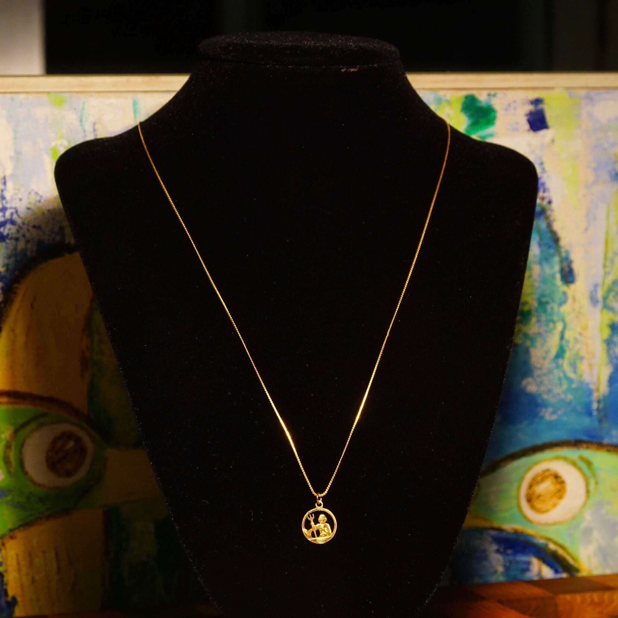 Vintage 14K Gold Figural Pendant Necklace, Hammered Gold Cut Out Disc, 1mm Serpentine Chain, Allegorical Pendant, 585 Yellow Gold, 19 3/4 L