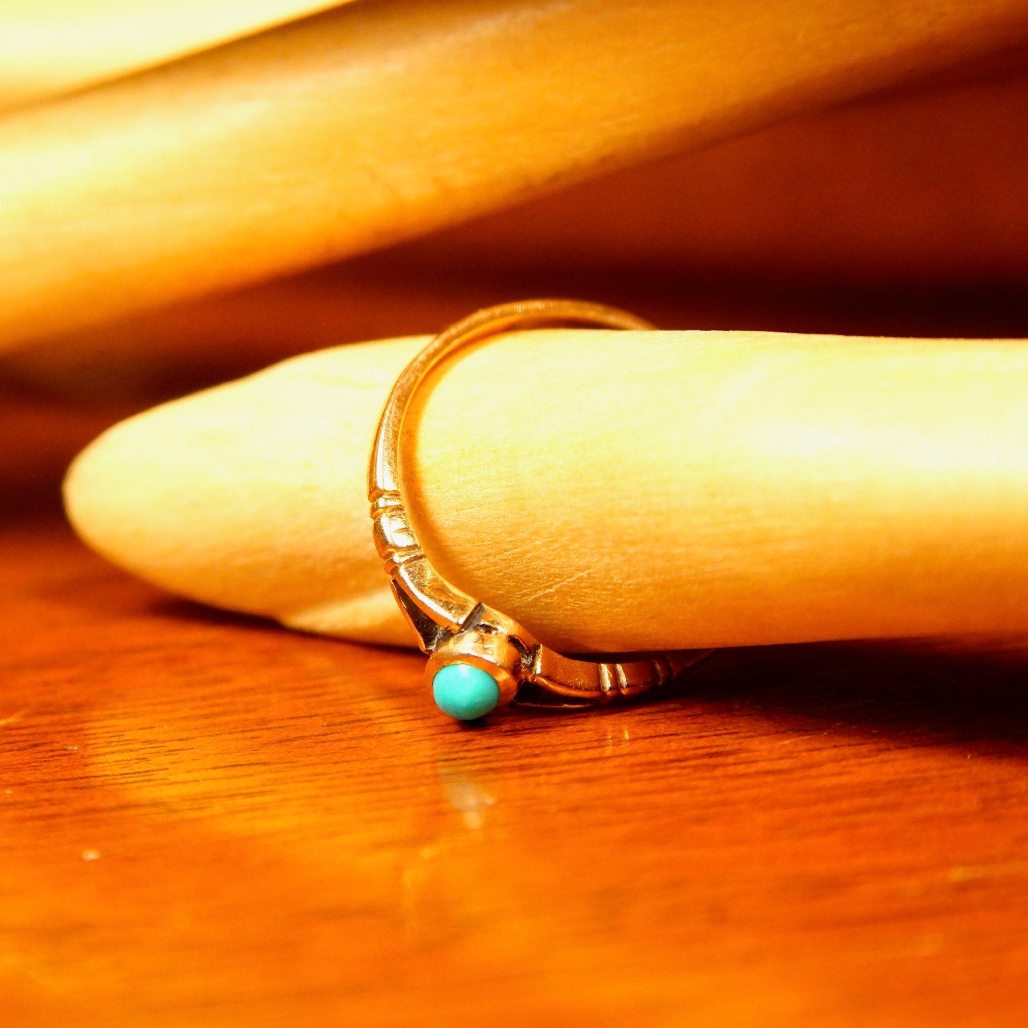 Vintage Minimalist 14K Gold Turquoise Midi Ring, Petite Yellow Gold Ring, Small Turquoise Cabochon, Gold Stacking Ring, Size 4 1/2 US