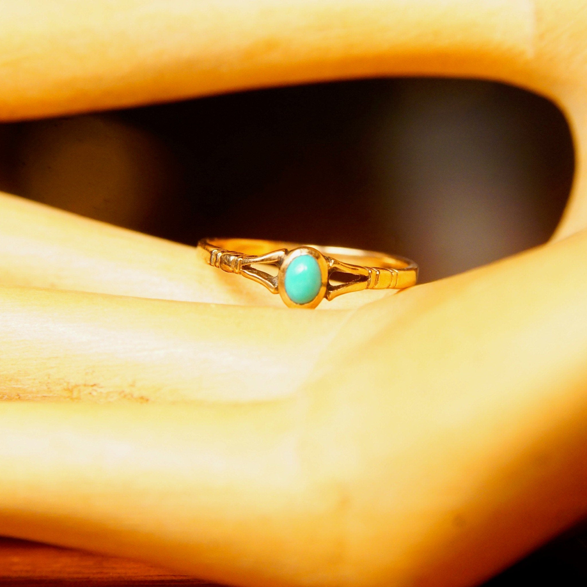 Vintage Minimalist 14K Gold Turquoise Midi Ring, Petite Yellow Gold Ring, Small Turquoise Cabochon, Gold Stacking Ring, Size 4 1/2 US