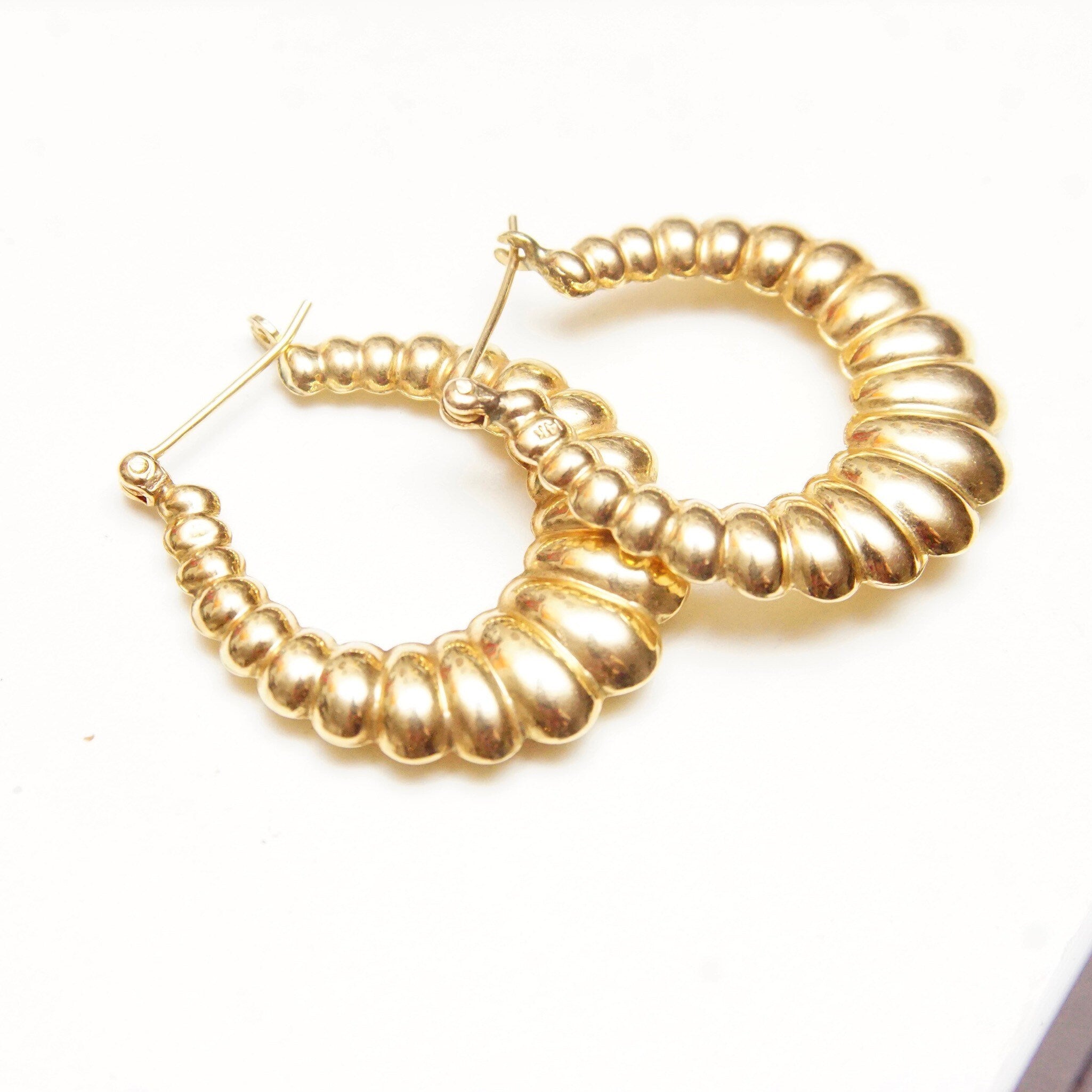 Vintage 14K Yellow Gold Scalloped Hoop Earrings, Small Puffed Oval Hoops, Elegant Gold Hoops, Lightweight, 585 Jewelry, 27mm