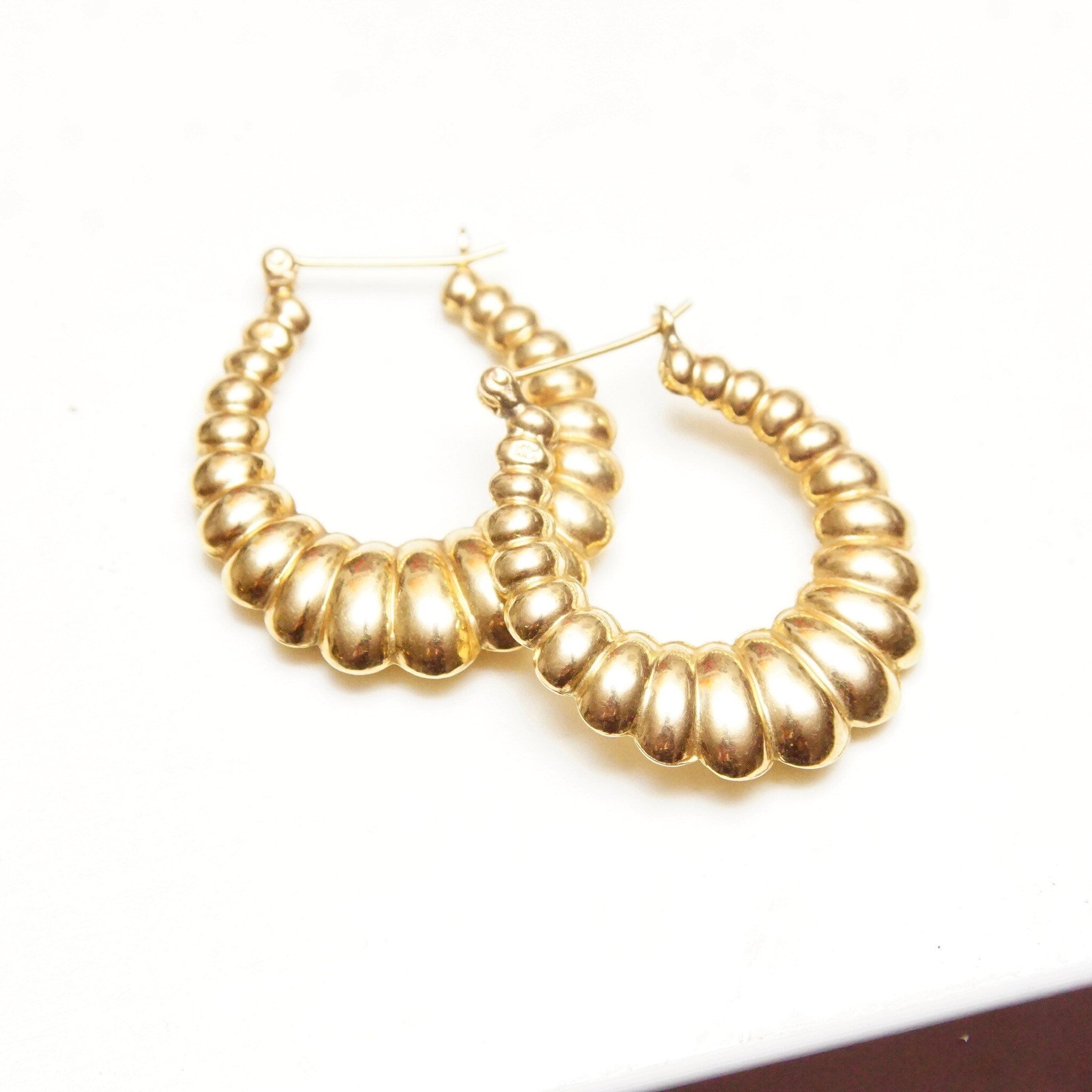 Vintage 14K Yellow Gold Scalloped Hoop Earrings, Small Puffed Oval Hoops, Elegant Gold Hoops, Lightweight, 585 Jewelry, 27mm
