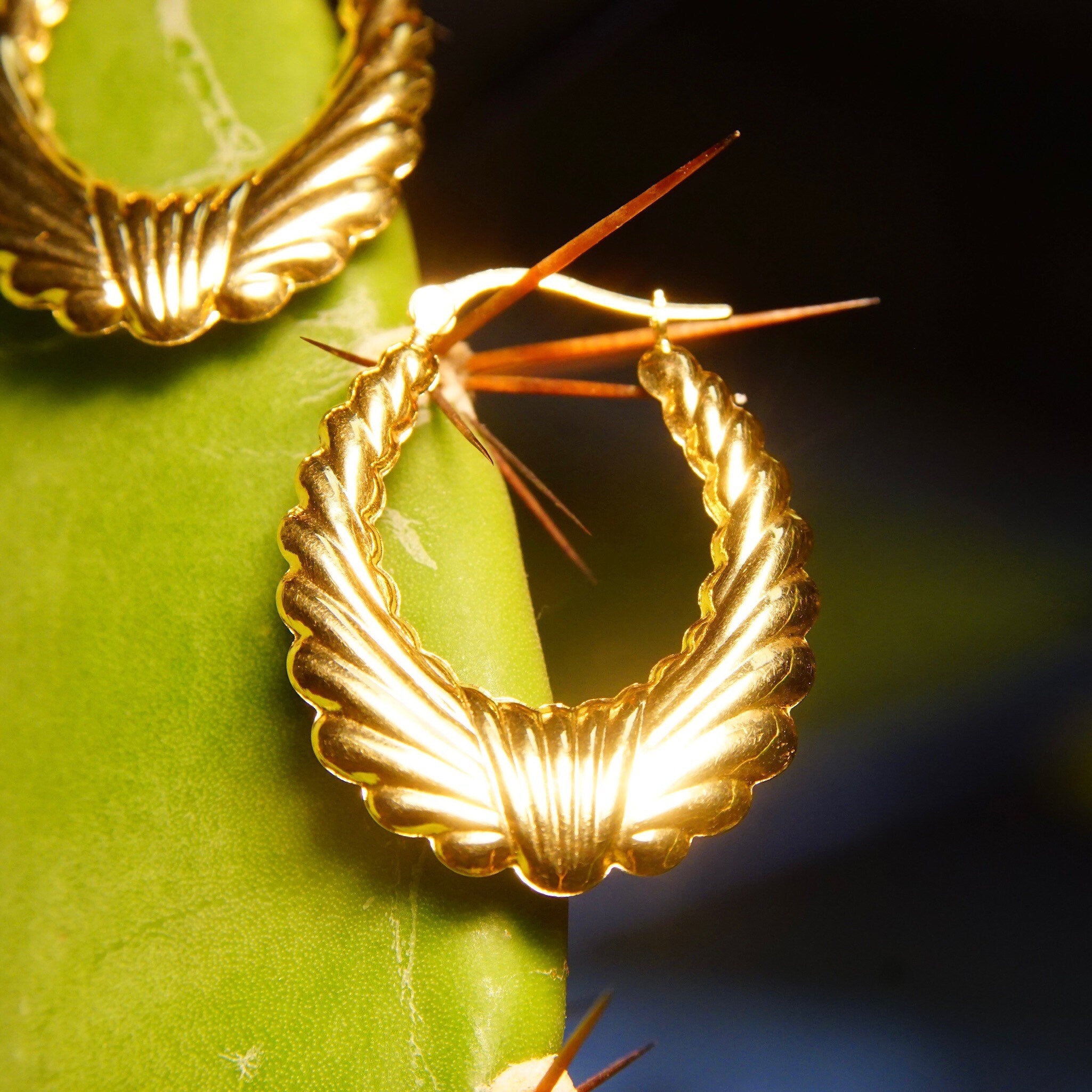 Vintage 14K Yellow Gold Scalloped Hoops, Puffed Wreath Hoop Earrings, Medium 585 Hoops, Sophisticated Gold Earrings, 1 1/4" L