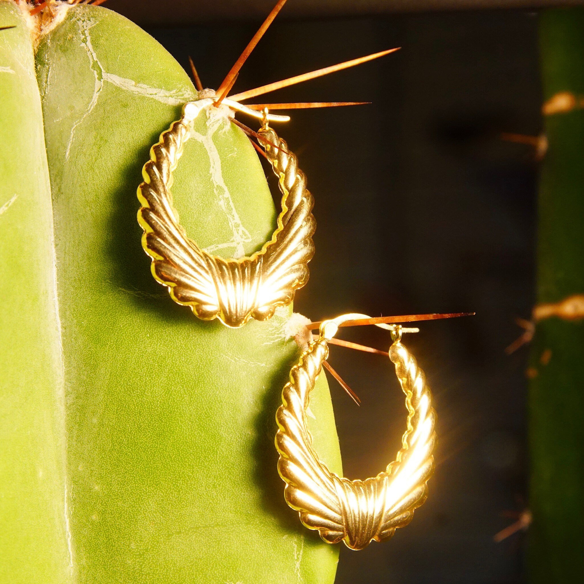 Vintage 14K Yellow Gold Scalloped Hoops, Puffed Wreath Hoop Earrings, Medium 585 Hoops, Sophisticated Gold Earrings, 1 1/4" L