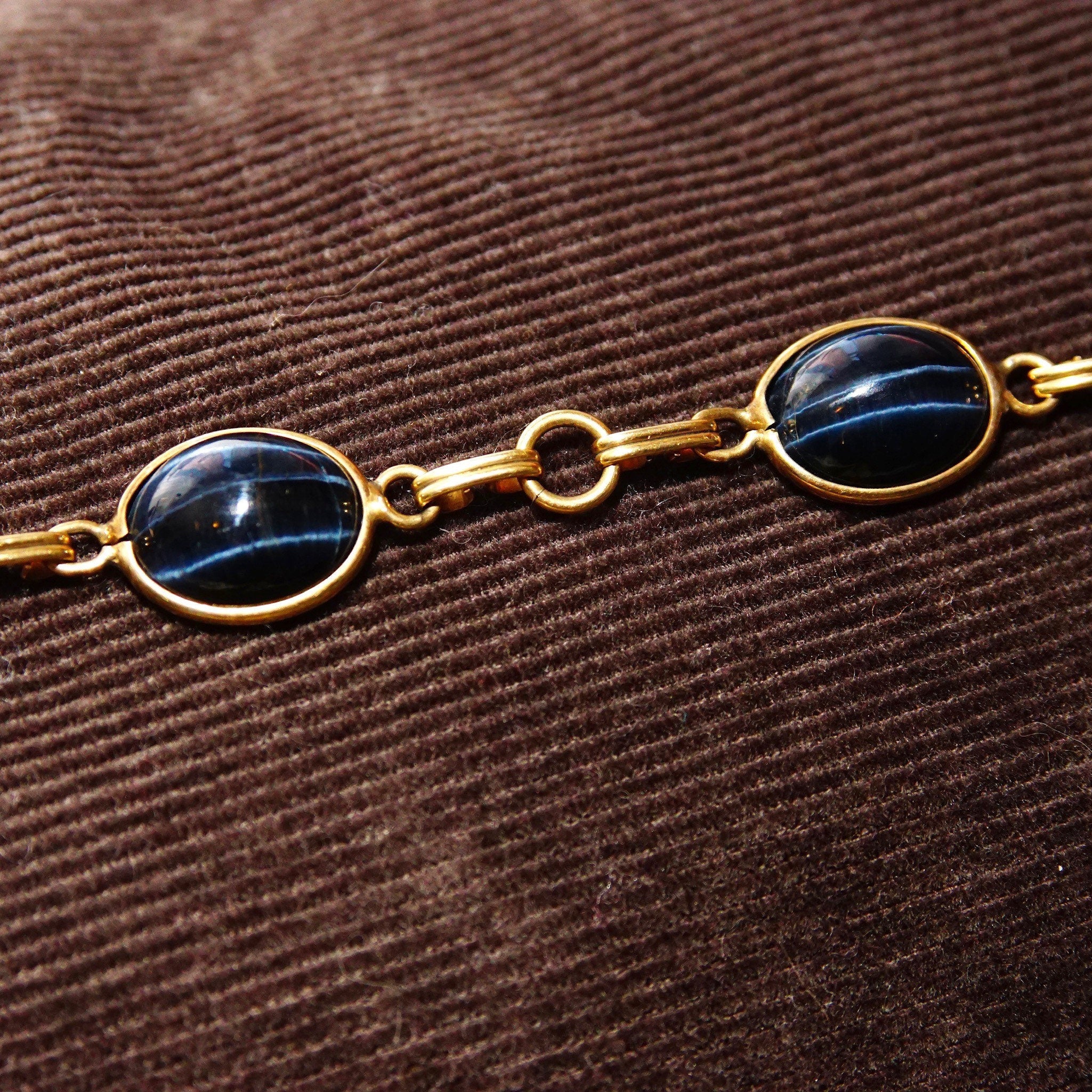 Vintage Art Deco 10K GF Black/Blue Cat's Eye Cabochon Link Bracelet, Chatoyant Glass Gemstones, Yellow Gold Links, Scarab Style, 7 3/4" L