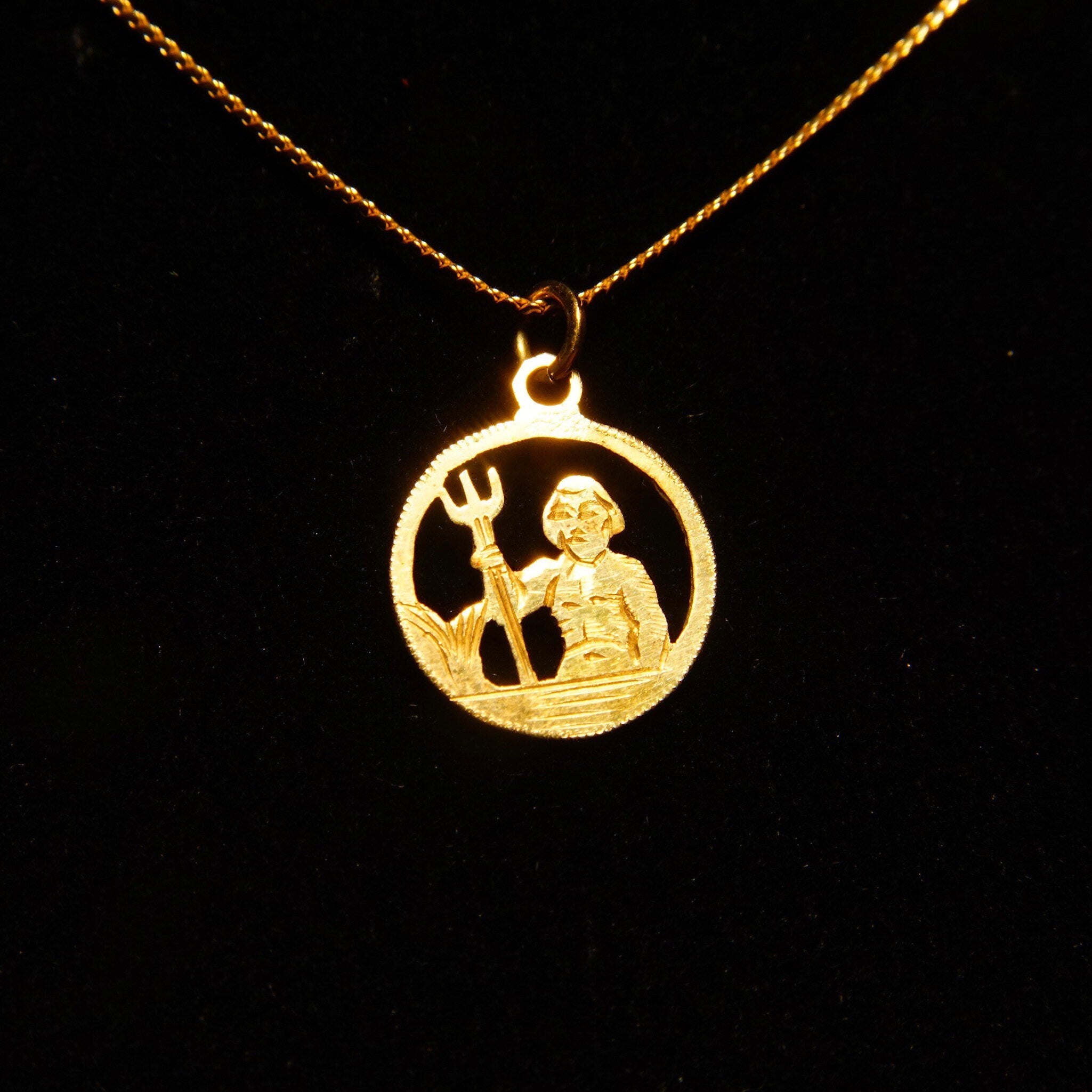 Vintage 14K Gold Figural Pendant Necklace, Hammered Gold Cut Out Disc, 1mm Serpentine Chain, Allegorical Pendant, 585 Yellow Gold, 19 3/4 L