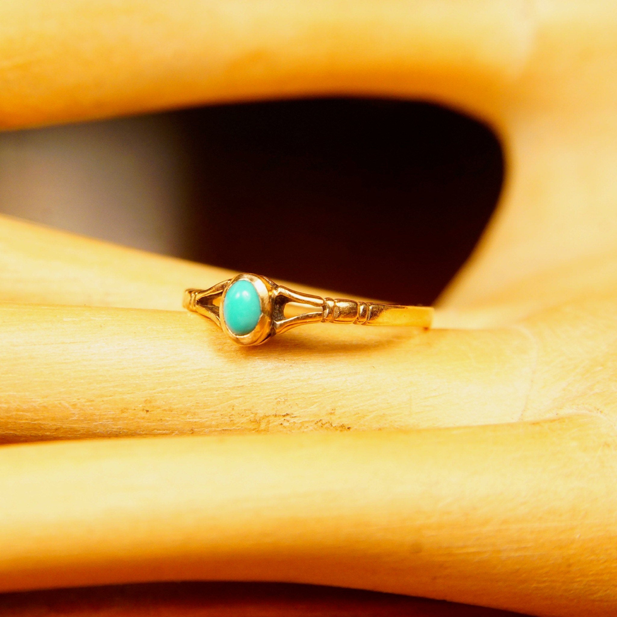 Vintage Minimalist 14K Gold Turquoise Midi Ring, Petite Yellow Gold Ring, Small Turquoise Cabochon, Gold Stacking Ring, Size 4 1/2 US