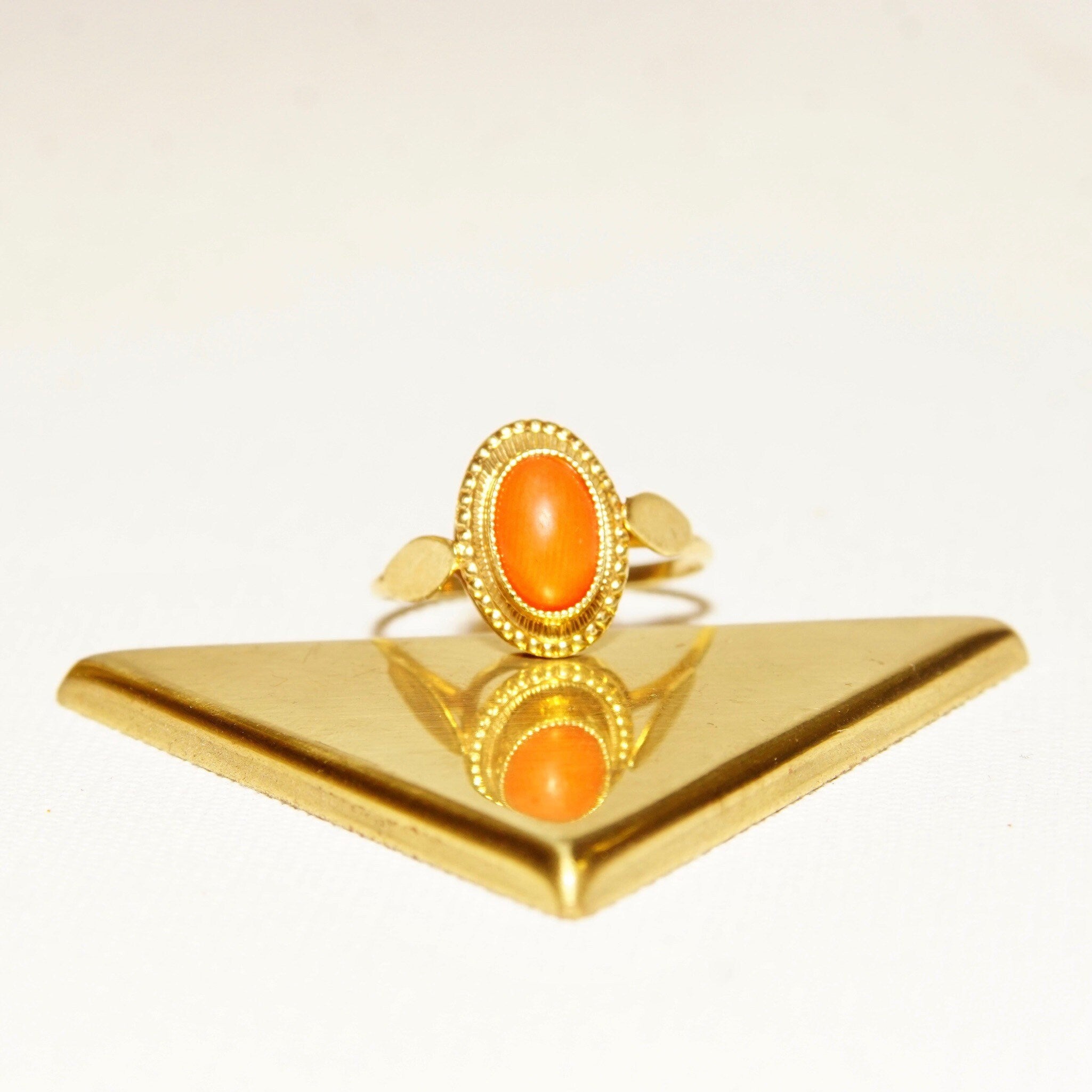 Vintage 14K Yellow Gold Coral Cabochon Ring, Embellished Bezel Setting, Orange/Red Coral, Bohemian Style, Elegant 585 Ring,  Size 6 1/4 US