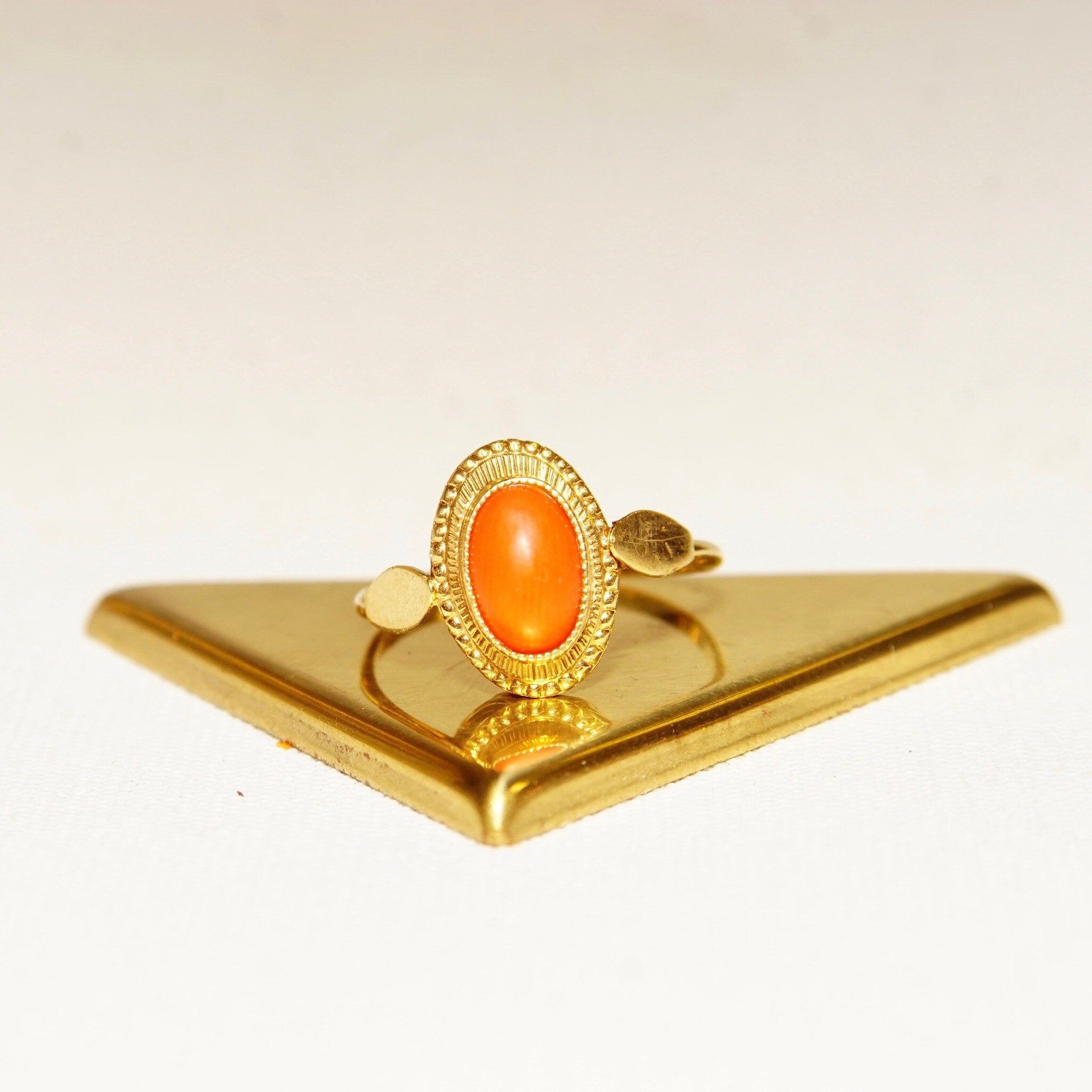 Vintage 14K Yellow Gold Coral Cabochon Ring, Embellished Bezel Setting, Orange/Red Coral, Bohemian Style, Elegant 585 Ring,  Size 6 1/4 US