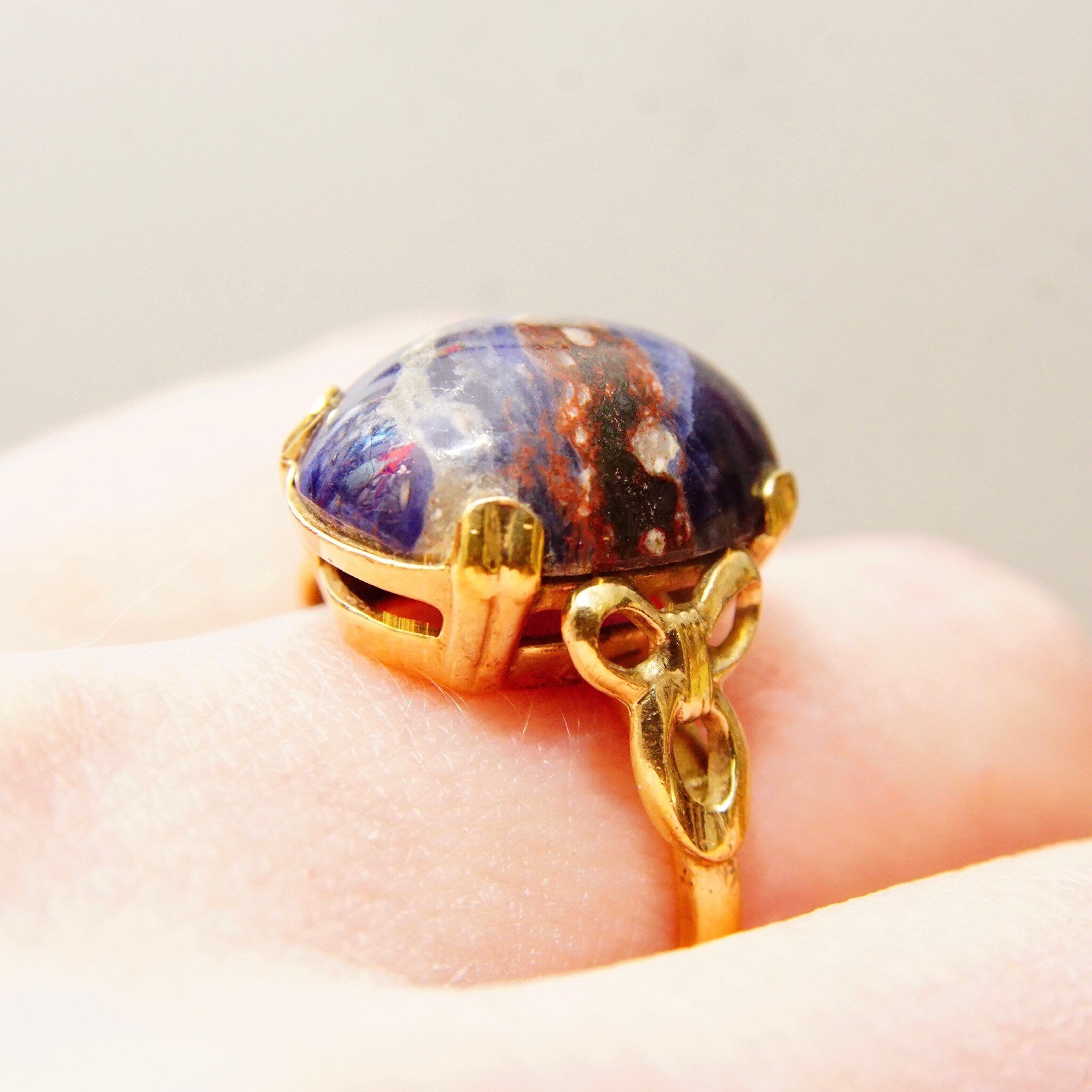 Vintage 10K GF Lapis Lazuli Cabochon Ring, Dark Blue Gemstone W/ Inclusions, Yellow Gold Ribbon Embellishments, Size 8 US