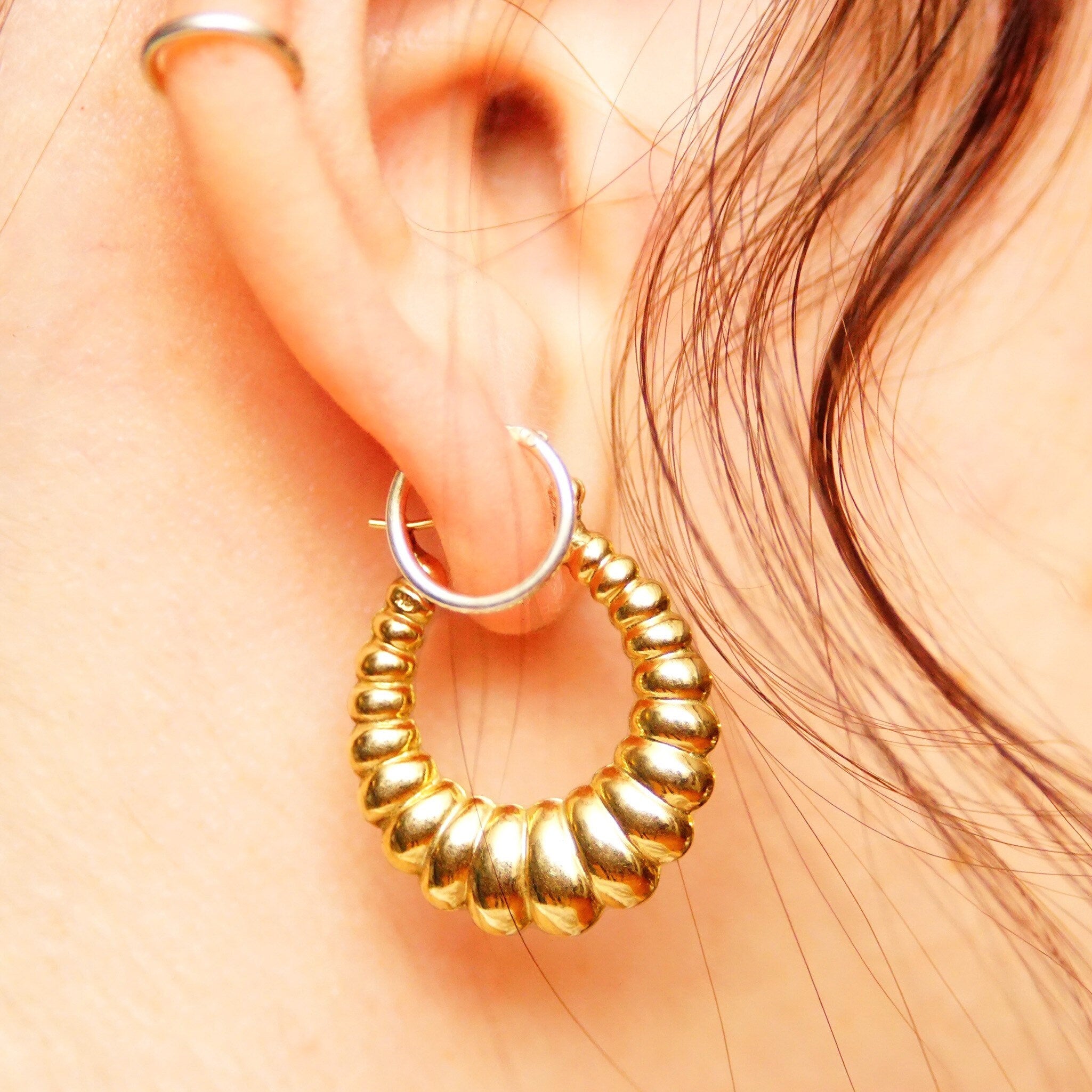 Vintage 14K Yellow Gold Scalloped Hoop Earrings, Small Puffed Oval Hoops, Elegant Gold Hoops, Lightweight, 585 Jewelry, 27mm