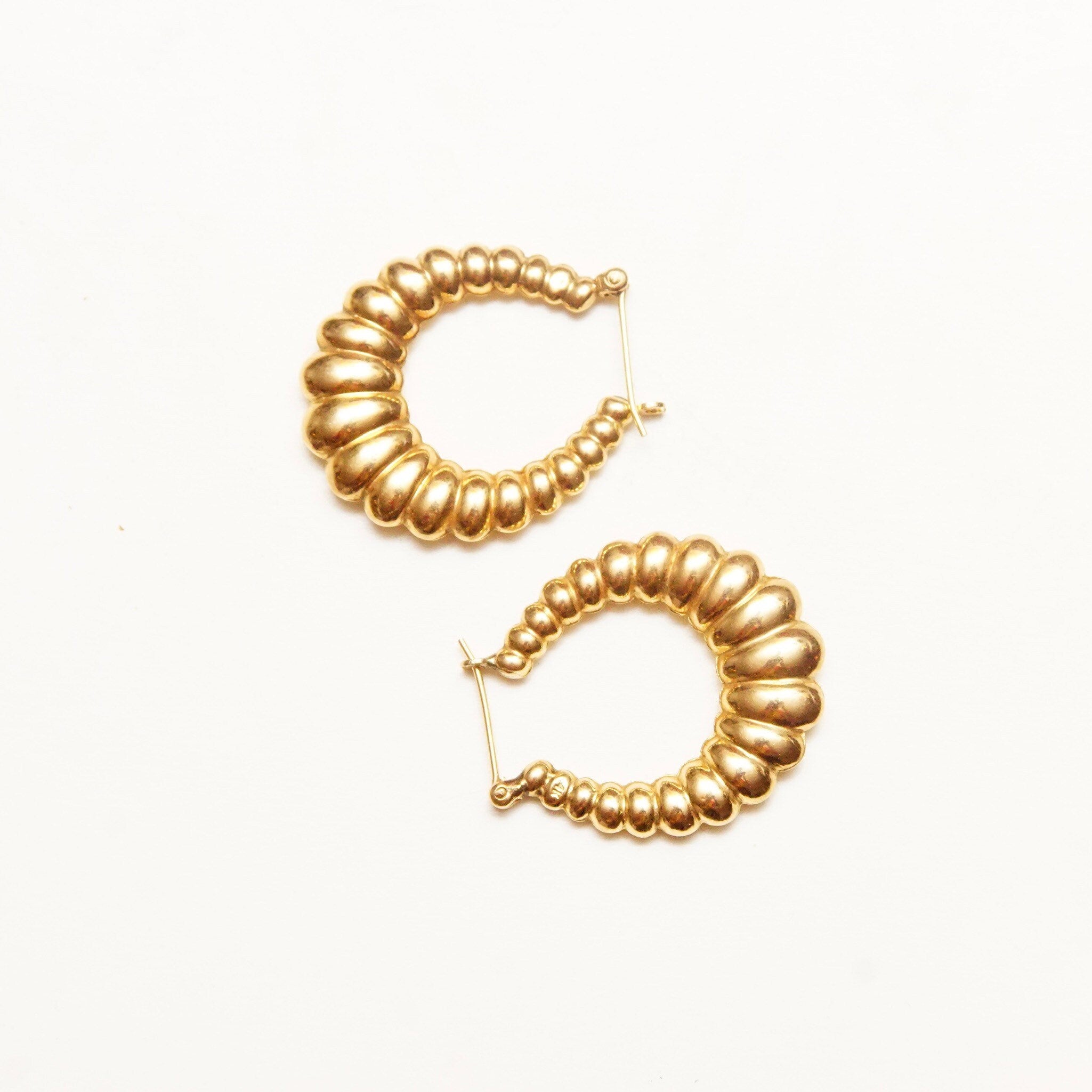 Vintage 14K Yellow Gold Scalloped Hoop Earrings, Small Puffed Oval Hoops, Elegant Gold Hoops, Lightweight, 585 Jewelry, 27mm