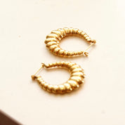 Vintage 14K Yellow Gold Scalloped Hoop Earrings, Small Puffed Oval Hoops, Elegant Gold Hoops, Lightweight, 585 Jewelry, 27mm