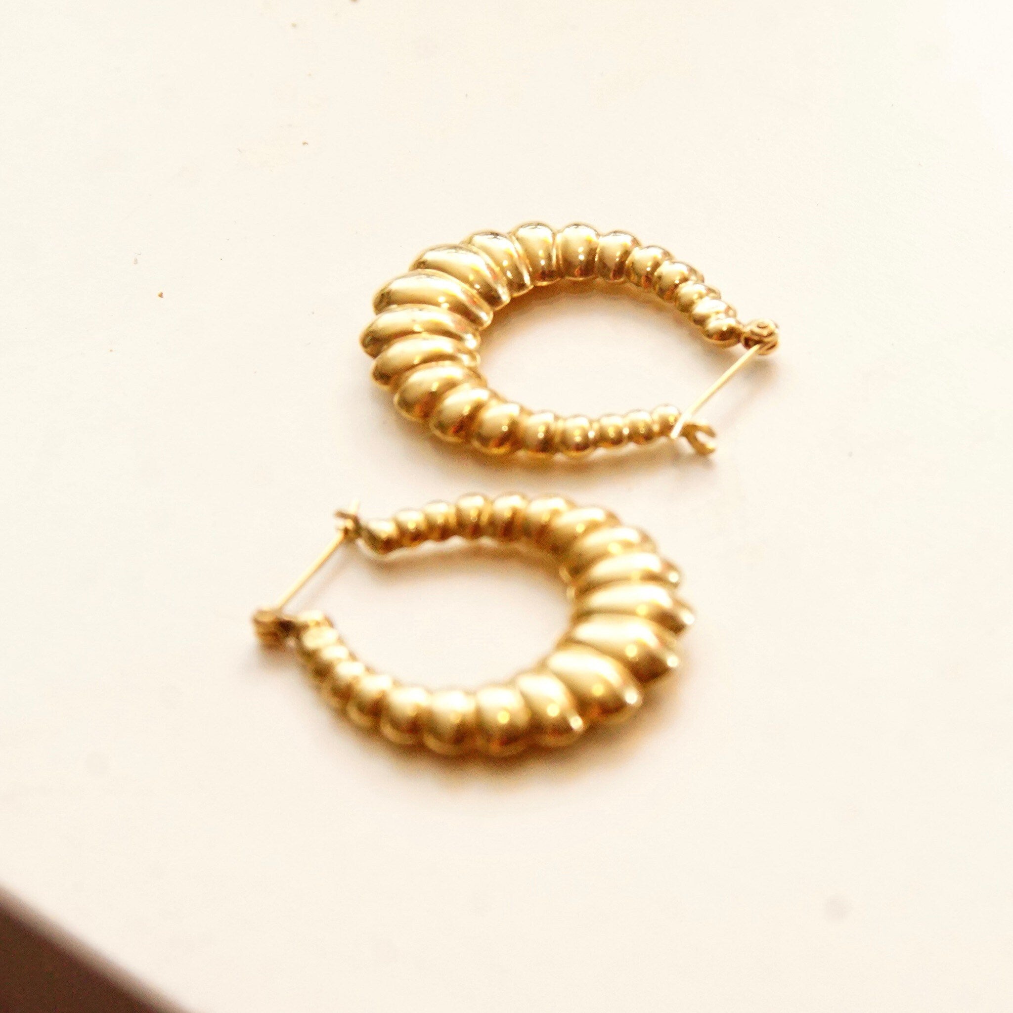 Vintage 14K Yellow Gold Scalloped Hoop Earrings, Small Puffed Oval Hoops, Elegant Gold Hoops, Lightweight, 585 Jewelry, 27mm
