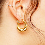 Vintage 14K Yellow Gold Scalloped Hoop Earrings, Small Puffed Oval Hoops, Elegant Gold Hoops, Lightweight, 585 Jewelry, 27mm