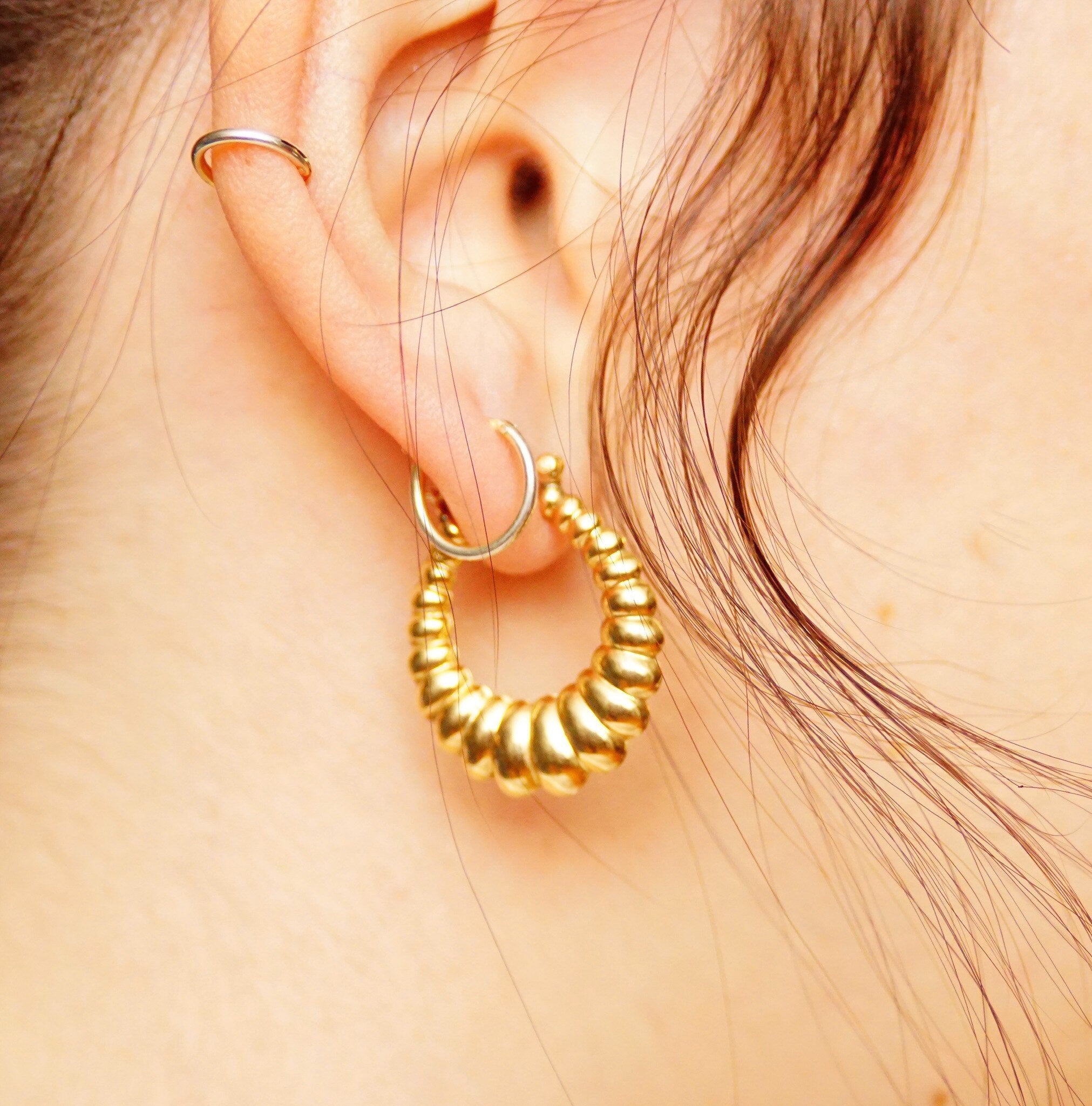 Vintage 14K Yellow Gold Scalloped Hoop Earrings, Small Puffed Oval Hoops, Elegant Gold Hoops, Lightweight, 585 Jewelry, 27mm