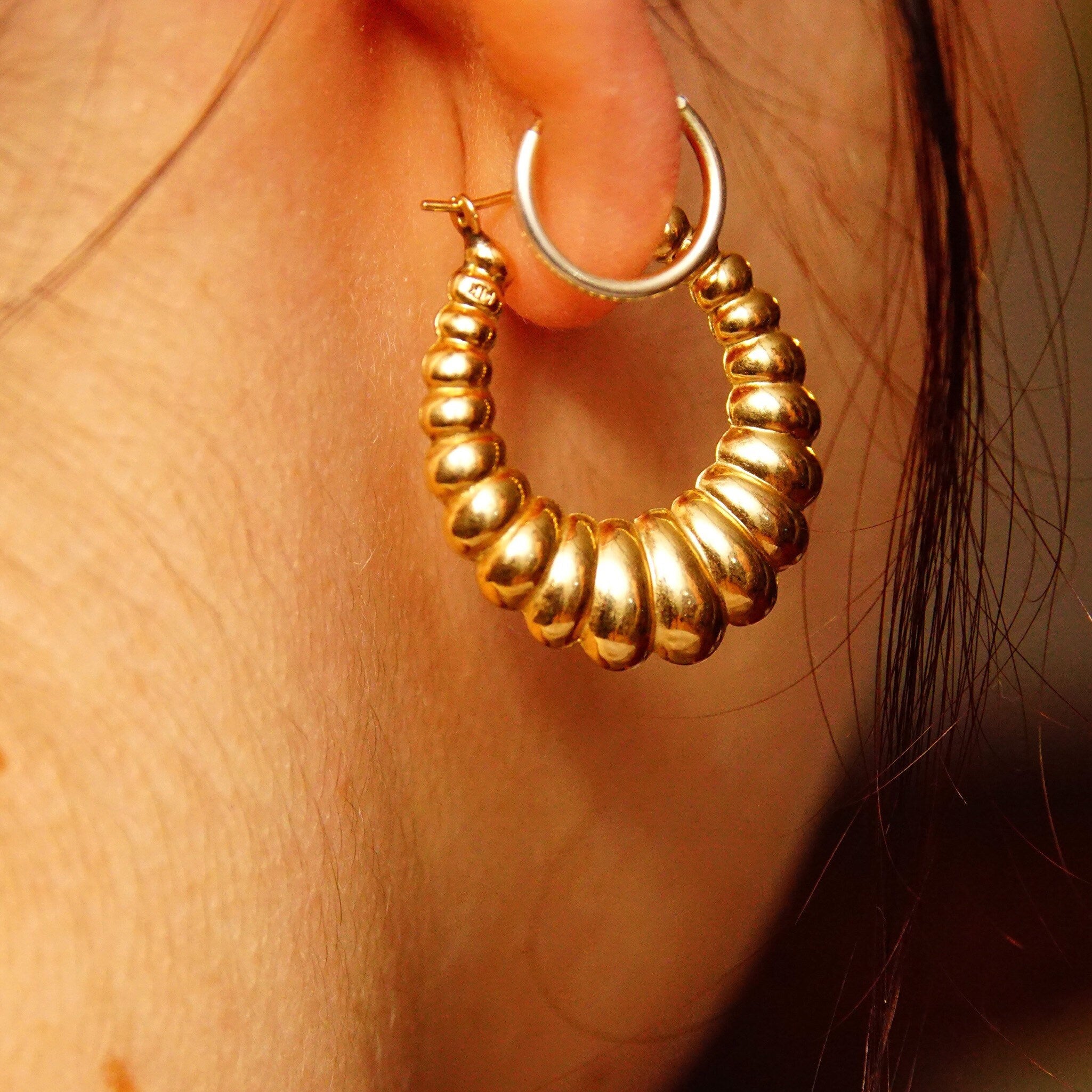 Vintage 14K Yellow Gold Scalloped Hoop Earrings, Small Puffed Oval Hoops, Elegant Gold Hoops, Lightweight, 585 Jewelry, 27mm