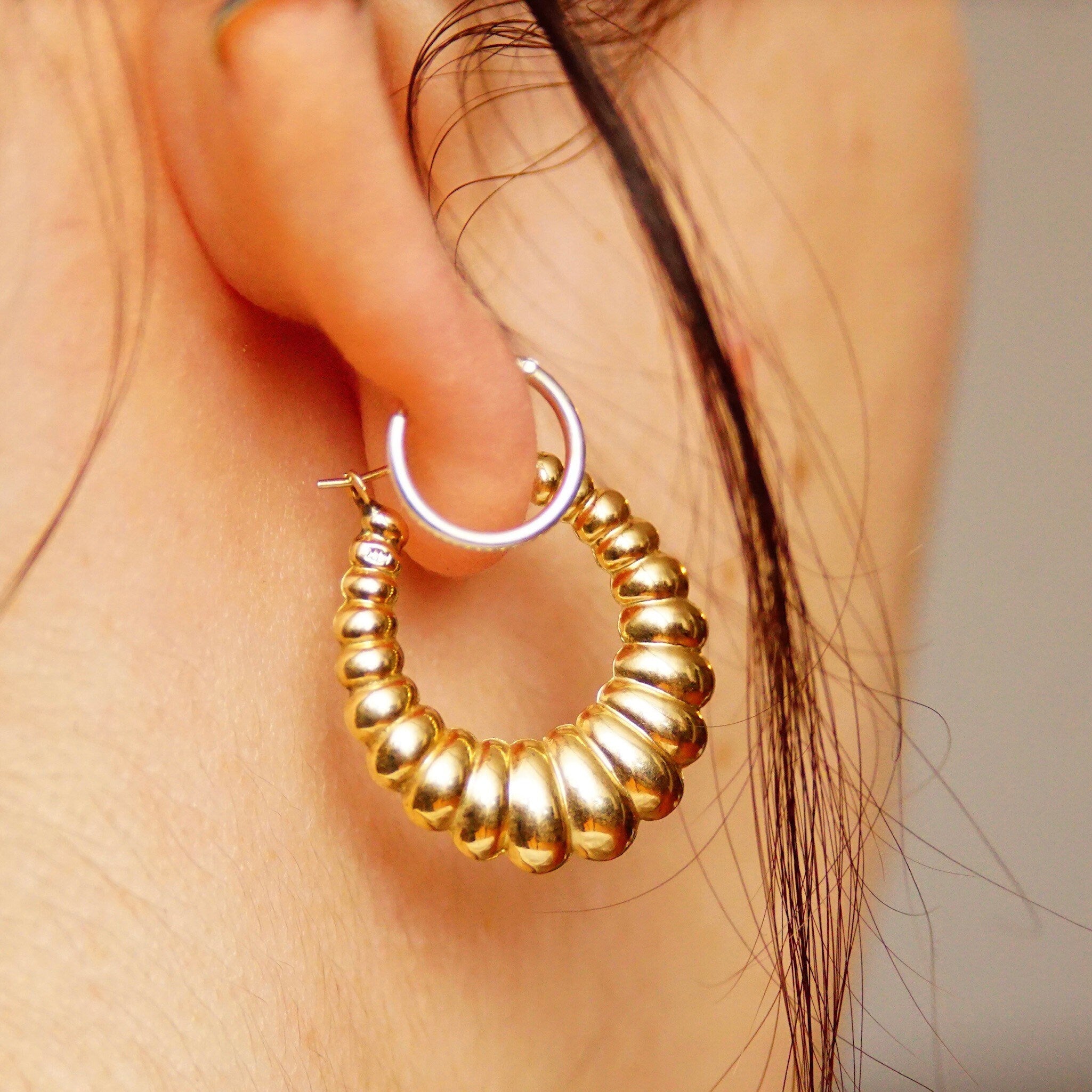 Vintage 14K Yellow Gold Scalloped Hoop Earrings, Small Puffed Oval Hoops, Elegant Gold Hoops, Lightweight, 585 Jewelry, 27mm