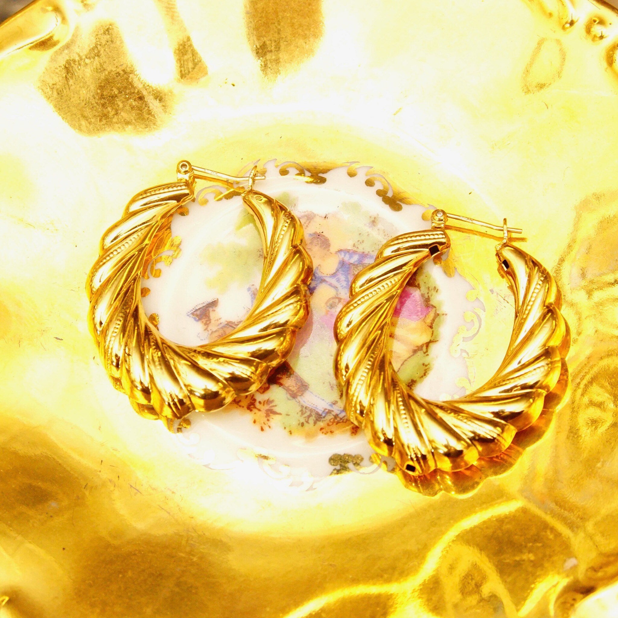 Vintage Napier Gold Tone Scallop Hoop Earrings, Puffed Yellow Gold Repousse Wreath Hoops, 1 1/2" L