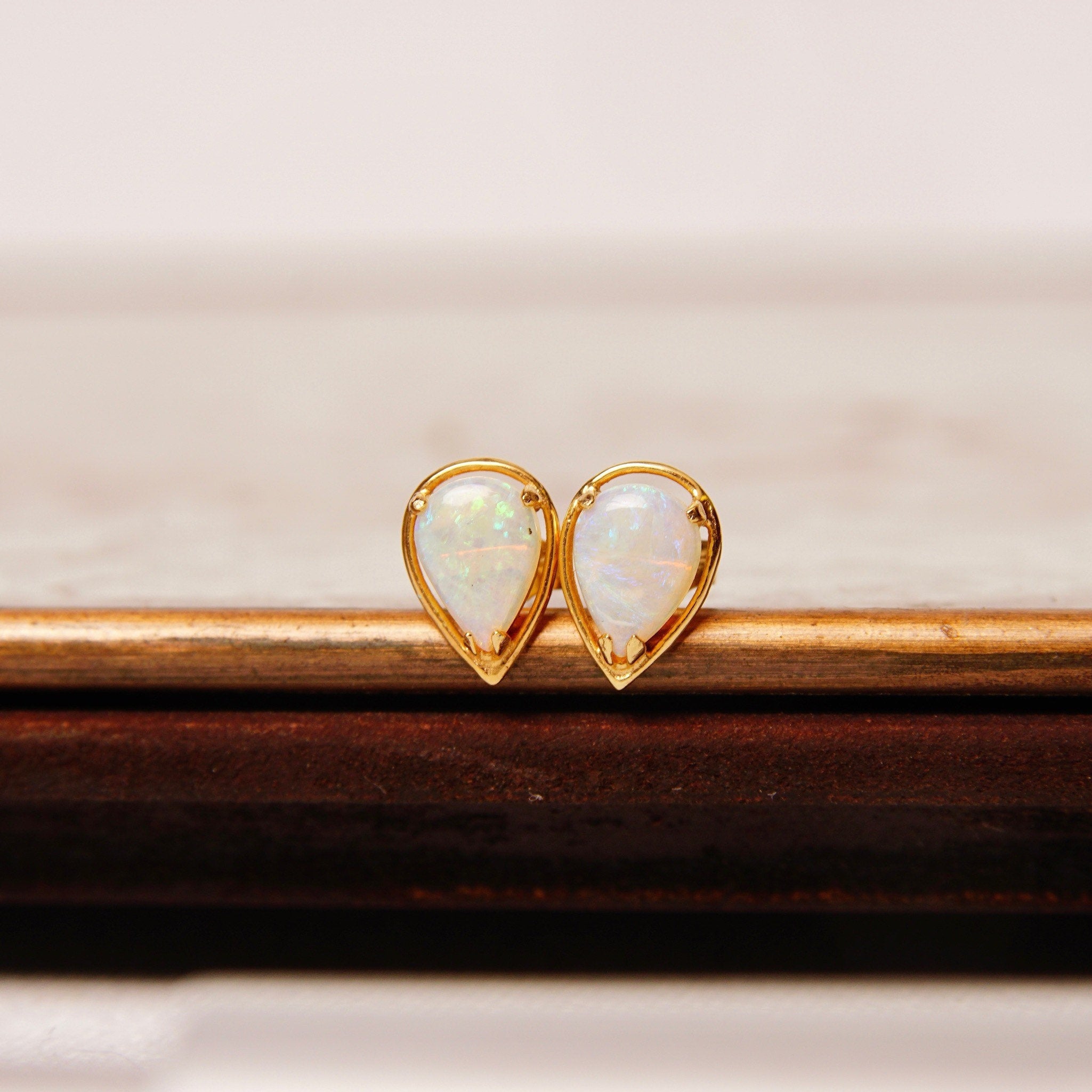 Vintage 14K Gold Teardrop Opal Halo Stud Earrings, Minimalist Studs, White Opal Gemstone, Dainty Gold Earrings, Pear-Shaped Studs, 10mm