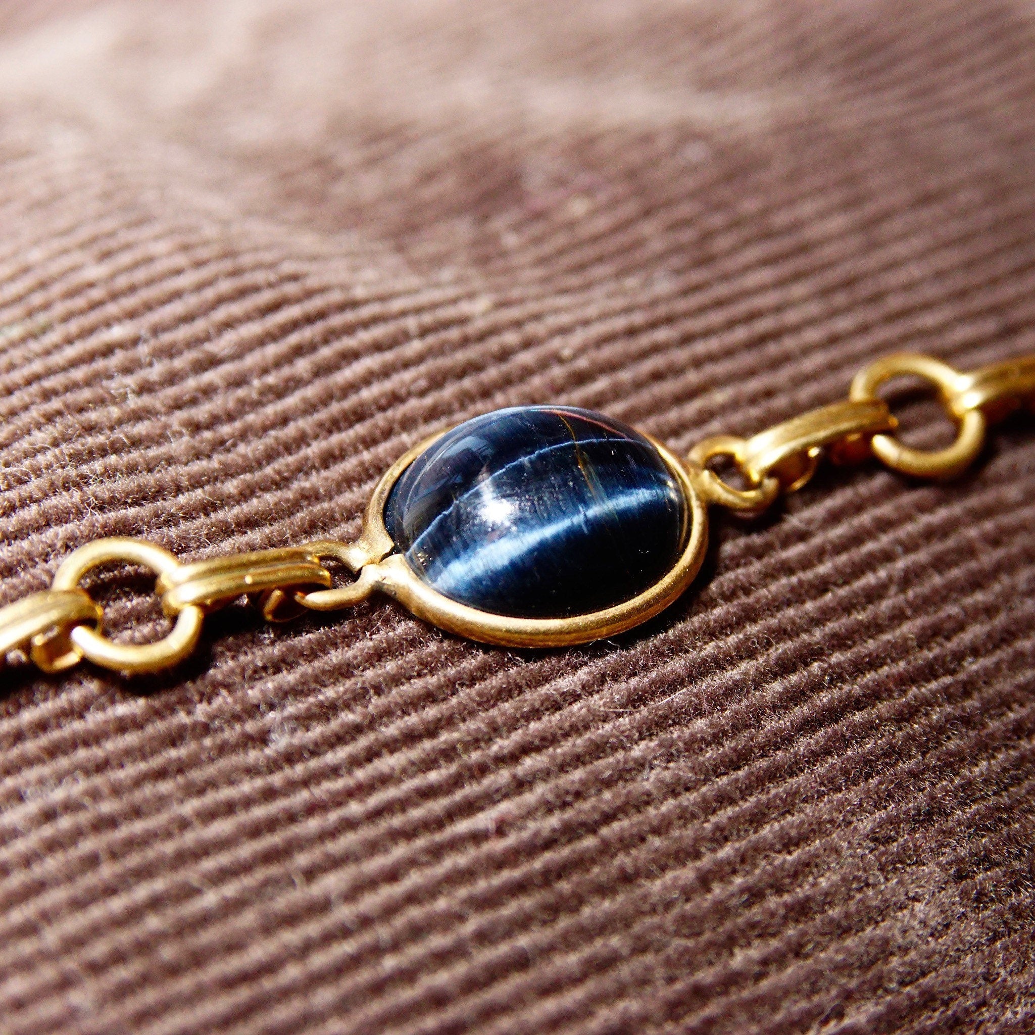 Vintage Art Deco 10K GF Black/Blue Cat's Eye Cabochon Link Bracelet, Chatoyant Glass Gemstones, Yellow Gold Links, Scarab Style, 7 3/4" L