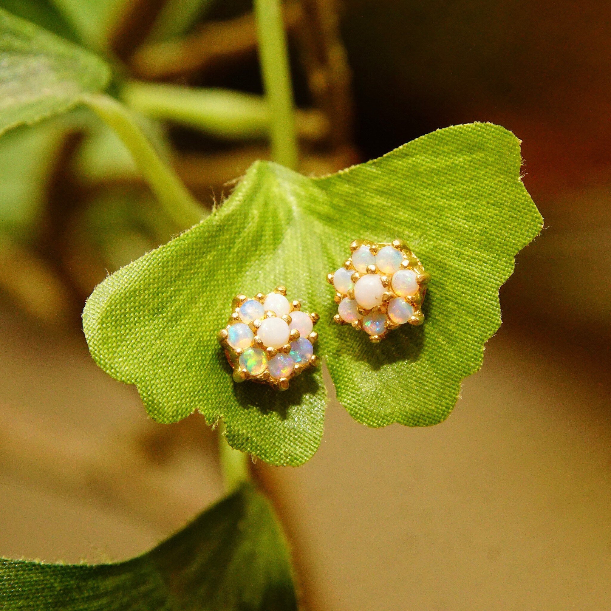 Vintage 14K Gold Opal Cluster Stud Earrings, Iridescent Opal Cabochons, Flower Design, Art Deco Style, Elegant 585 Opal Studs, 8mm
