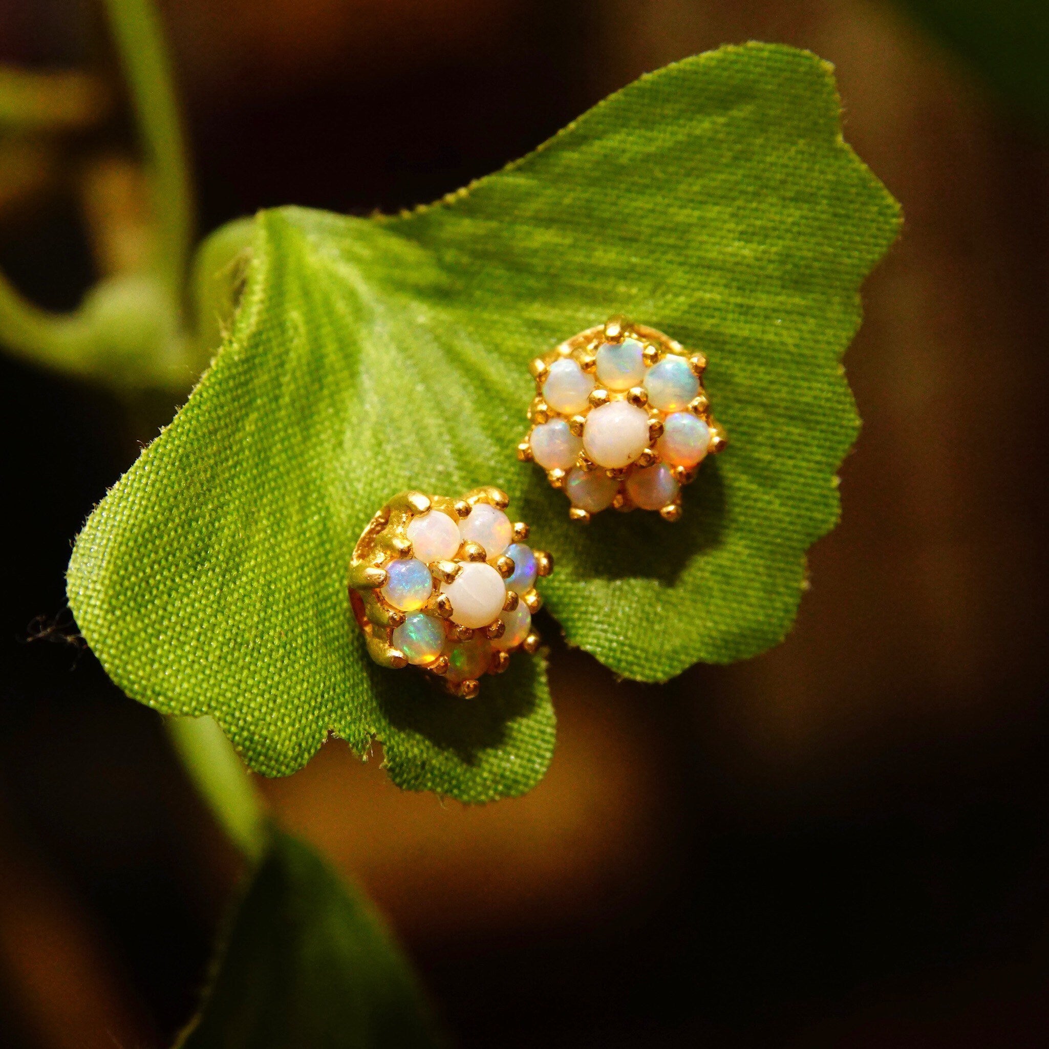 Vintage 14K Gold Opal Cluster Stud Earrings, Iridescent Opal Cabochons, Flower Design, Art Deco Style, Elegant 585 Opal Studs, 8mm