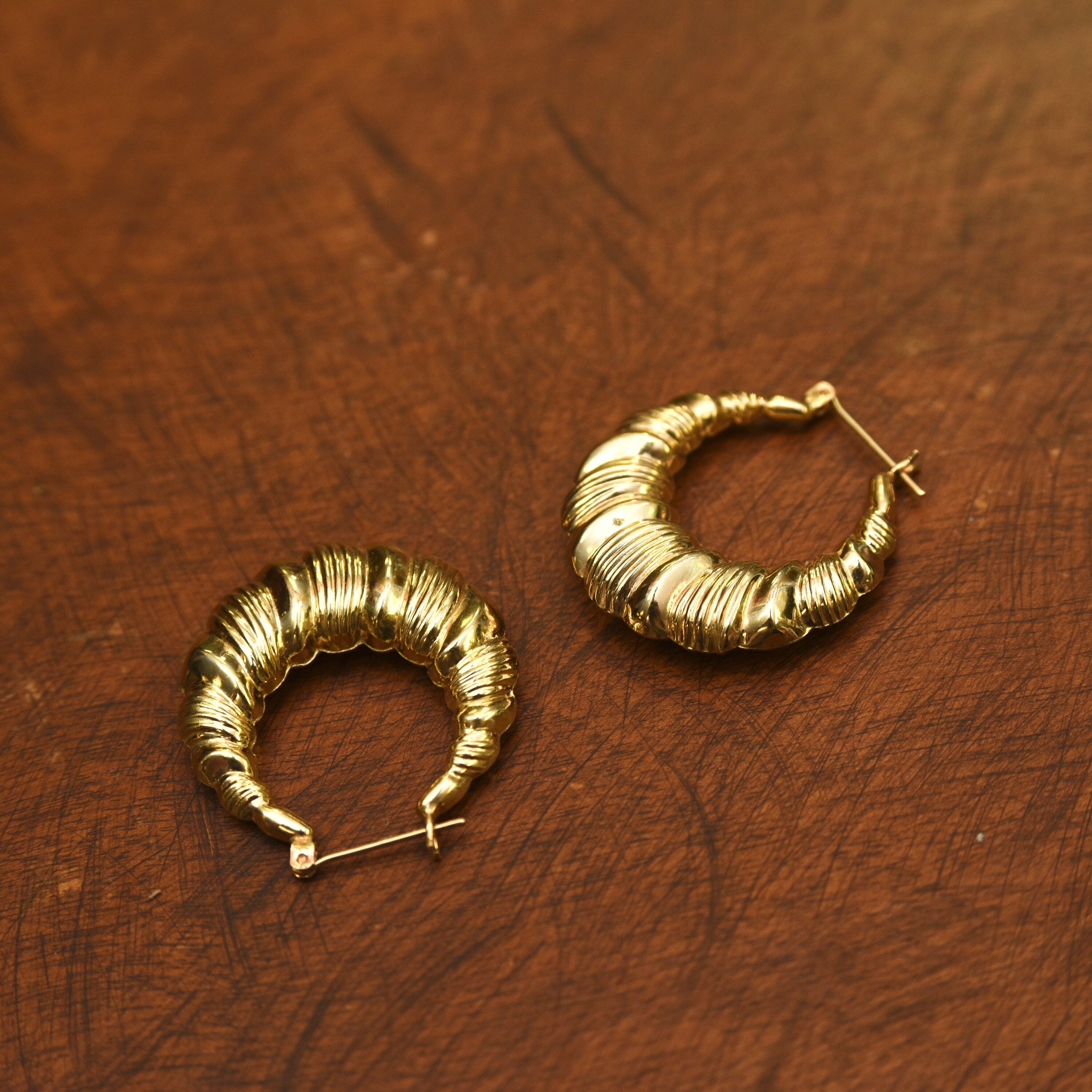 14K Scallop Hoop Earrings, Yellow Gold Round Puff Hoops, Wreath/Ribbon Motif, Estate Jewelry, 1 1/4"