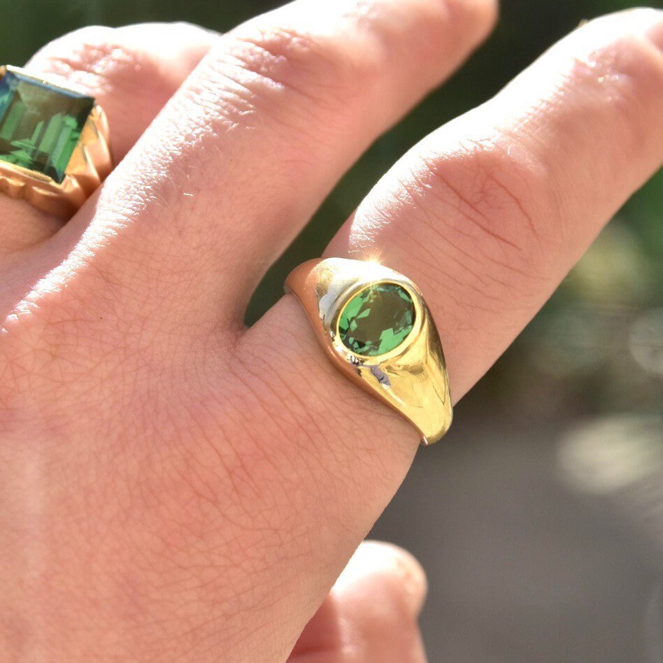 Vintage 14K Gold Simulated Emerald Men's Ring, Oval-Cut Gemstone, Small Gemstone Dome Ring, Polished Yellow Gold Band, 585, Size 10 US