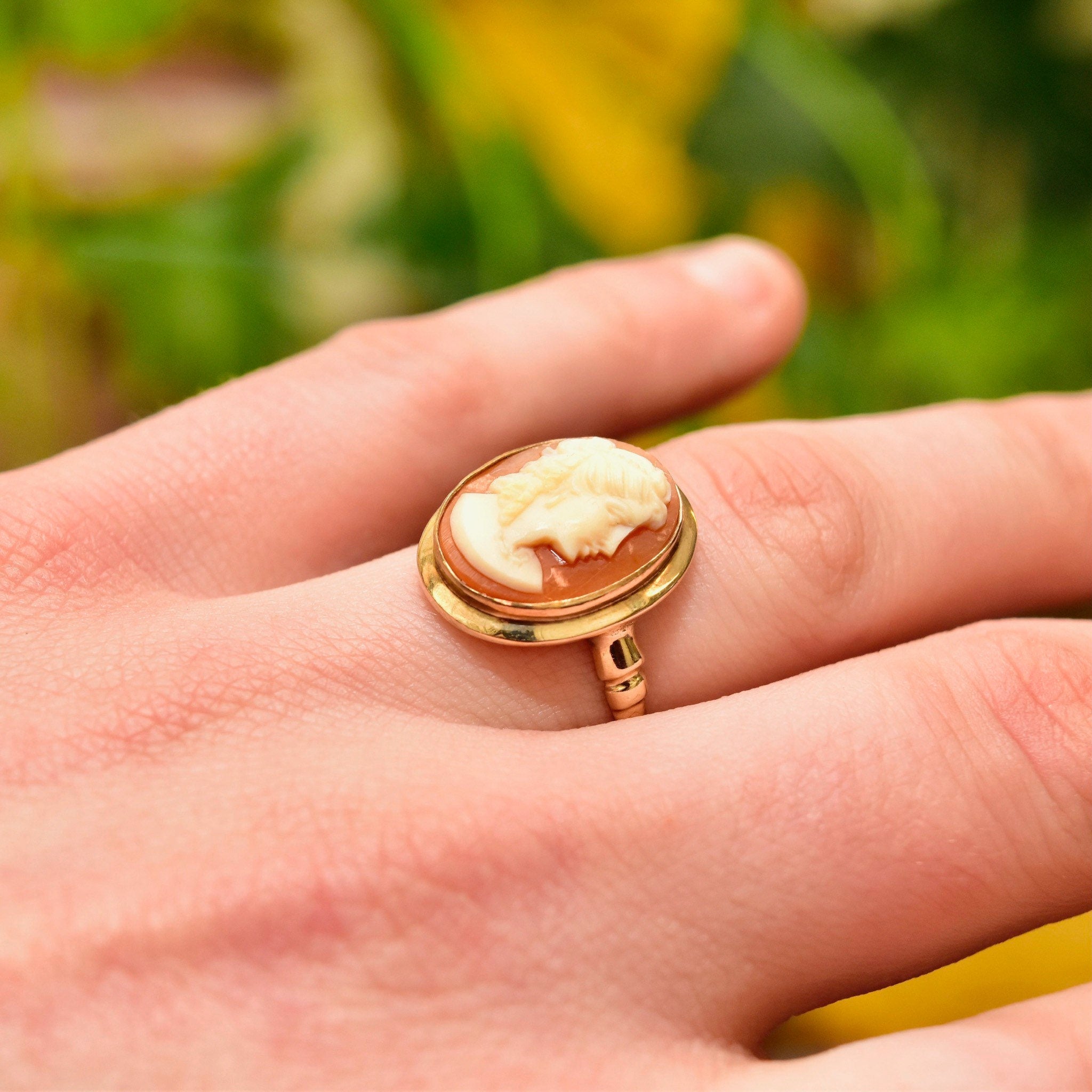 Vintage 14K Gold Cameo Ring, Classic Relief Ladies Cameo Shell Carving, Elegant 585 Ring, Size 8 1/2 US