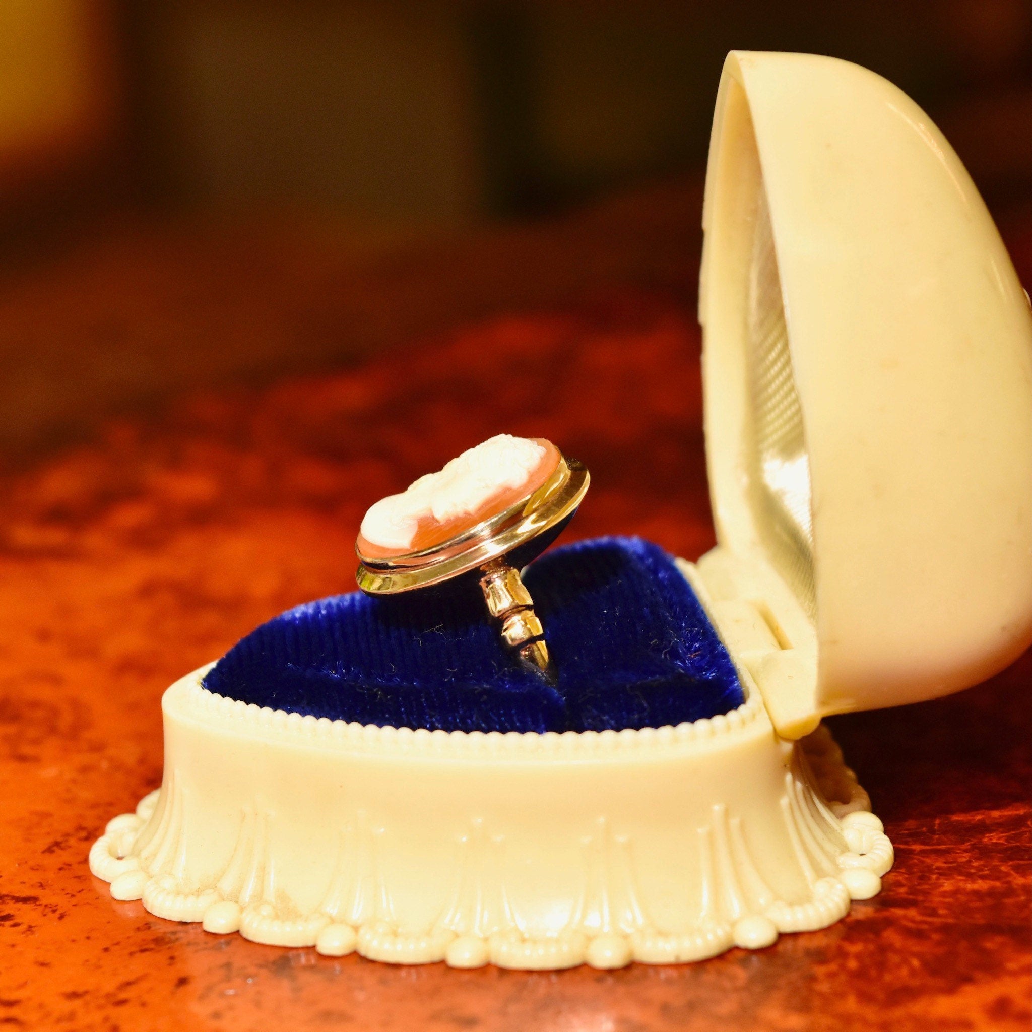 Vintage 14K Gold Cameo Ring, Classic Relief Ladies Cameo Shell Carving, Elegant 585 Ring, Size 8 1/2 US