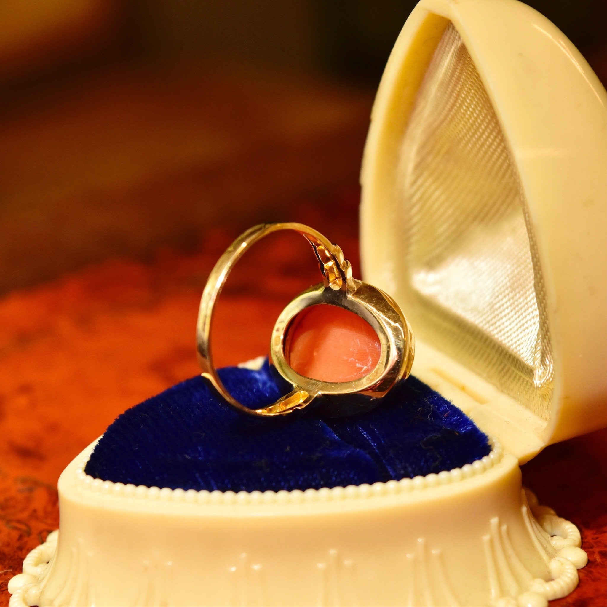 Vintage 14K Gold Cameo Ring, Classic Relief Ladies Cameo Shell Carving, Elegant 585 Ring, Size 8 1/2 US