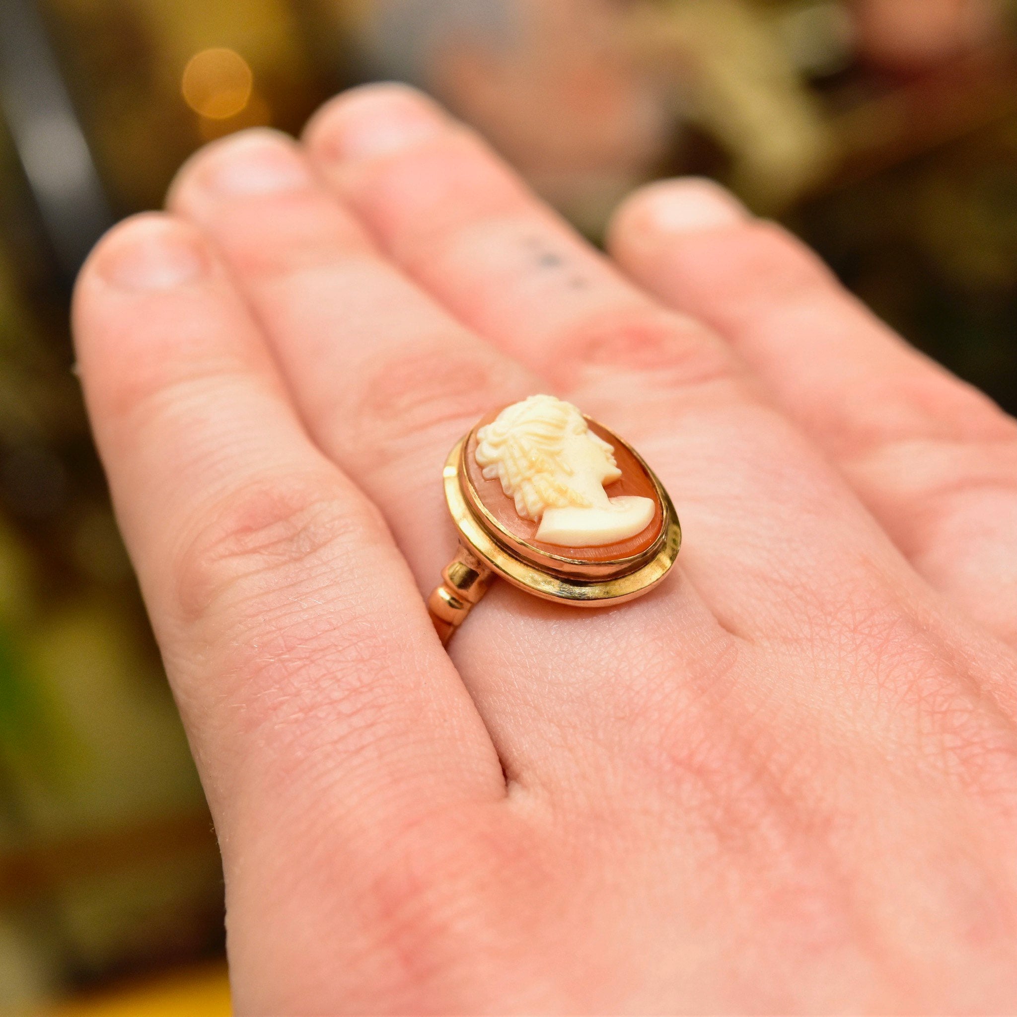 Vintage 14K Gold Cameo Ring, Classic Relief Ladies Cameo Shell Carving, Elegant 585 Ring, Size 8 1/2 US