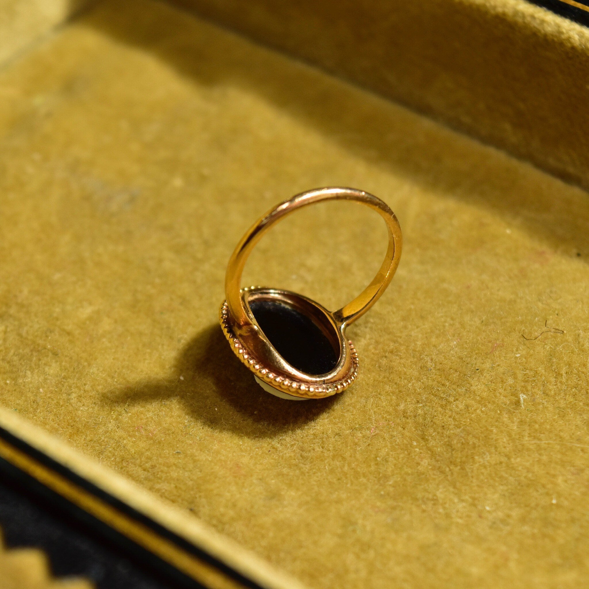 Antique 10K Gold Black & White Onyx Lady's Cameo Ring, Understated Gold Drop Setting, Petite Yellow Gold Cameo Ring, Size 5 US