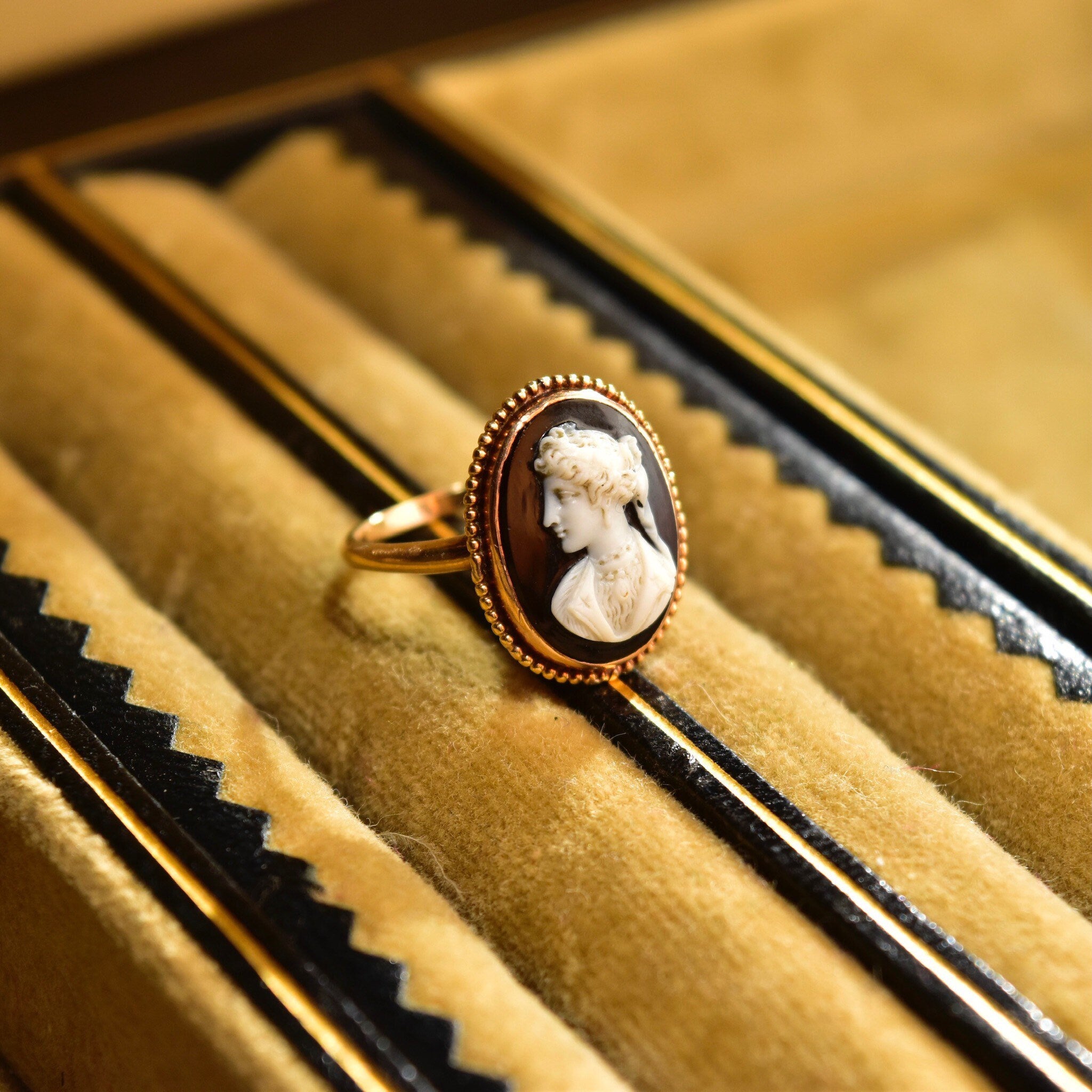 Antique 10K Gold Black & White Onyx Lady's Cameo Ring, Understated Gold Drop Setting, Petite Yellow Gold Cameo Ring, Size 5 US