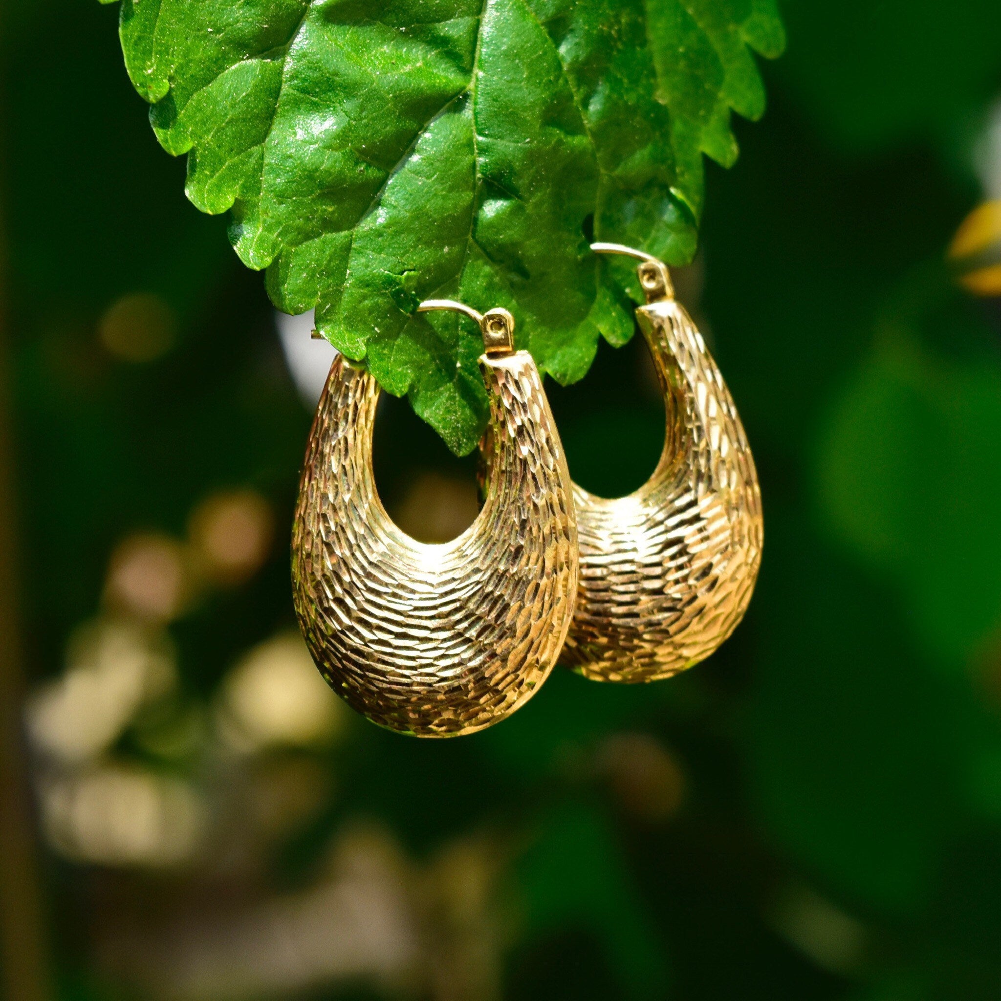 Vintage 14K Gold Hammered Oval Hoop Earrings, Textured Yellow Gold Hoops, Graduated Puffed Oval Hoops, 1 1/4"