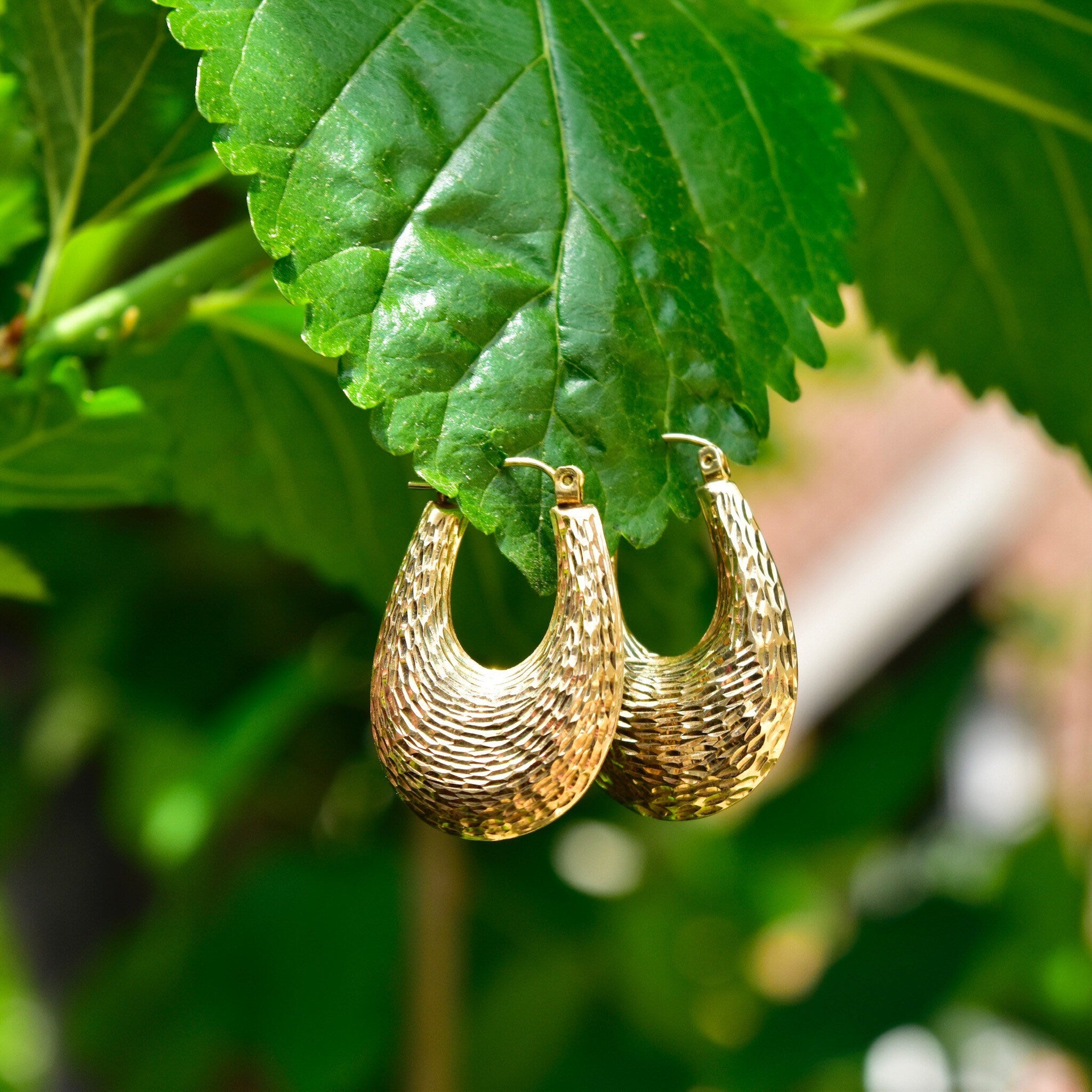 Vintage 14K Gold Hammered Oval Hoop Earrings, Textured Yellow Gold Hoops, Graduated Puffed Oval Hoops, 1 1/4"