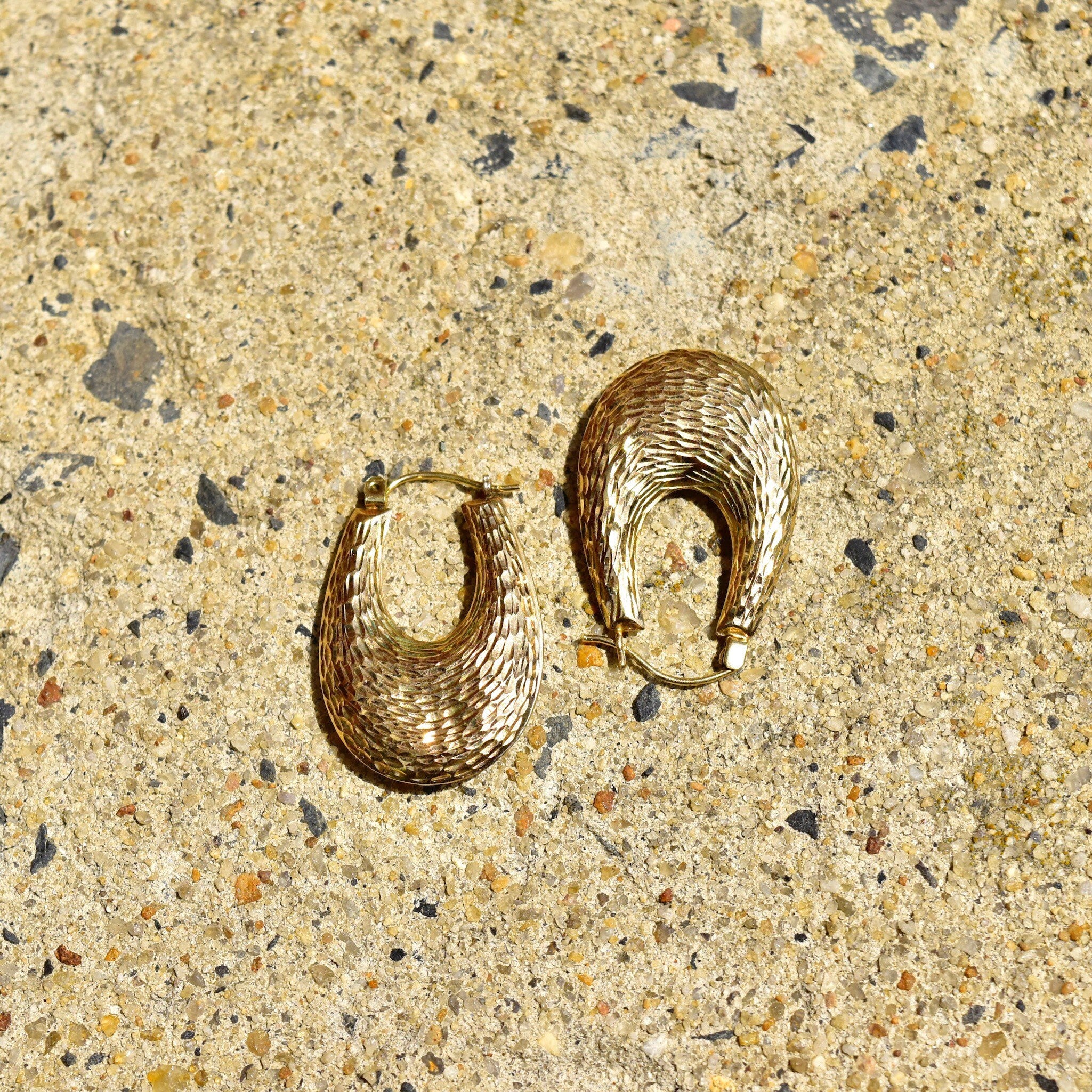 Vintage 14K Gold Hammered Oval Hoop Earrings, Textured Yellow Gold Hoops, Graduated Puffed Oval Hoops, 1 1/4"