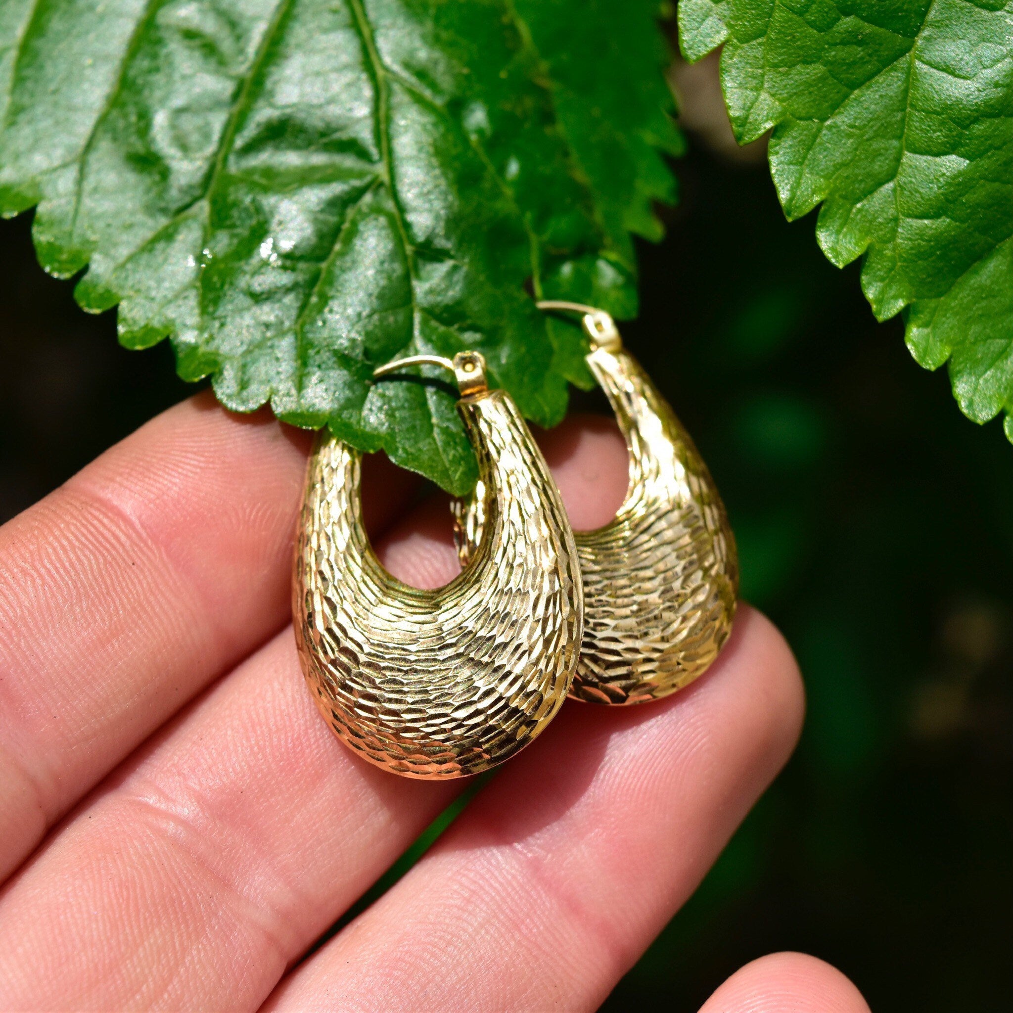 Vintage 14K Gold Hammered Oval Hoop Earrings, Textured Yellow Gold Hoops, Graduated Puffed Oval Hoops, 1 1/4"