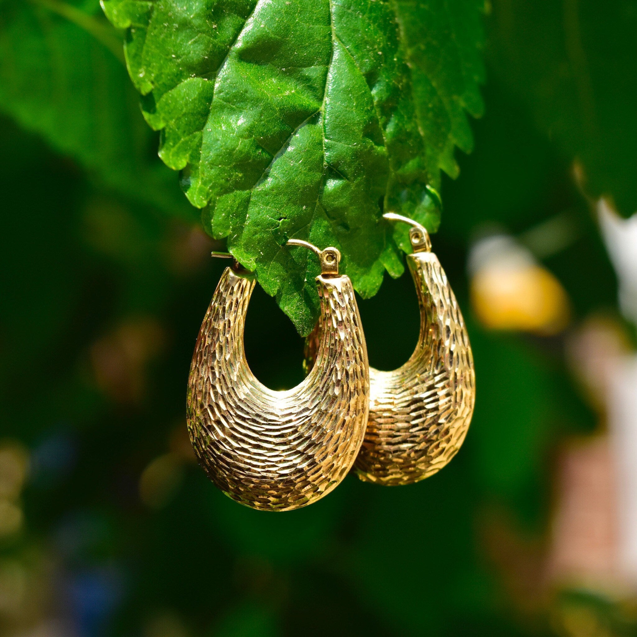 Vintage 14K Gold Hammered Oval Hoop Earrings, Textured Yellow Gold Hoops, Graduated Puffed Oval Hoops, 1 1/4"