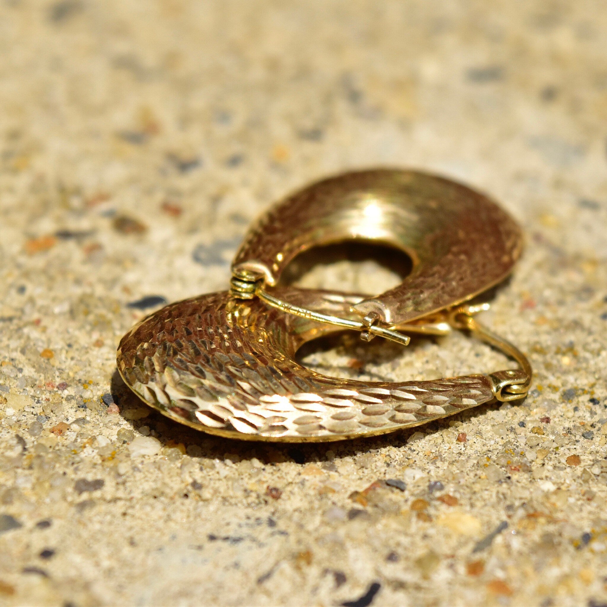 Vintage 14K Gold Hammered Oval Hoop Earrings, Textured Yellow Gold Hoops, Graduated Puffed Oval Hoops, 1 1/4"