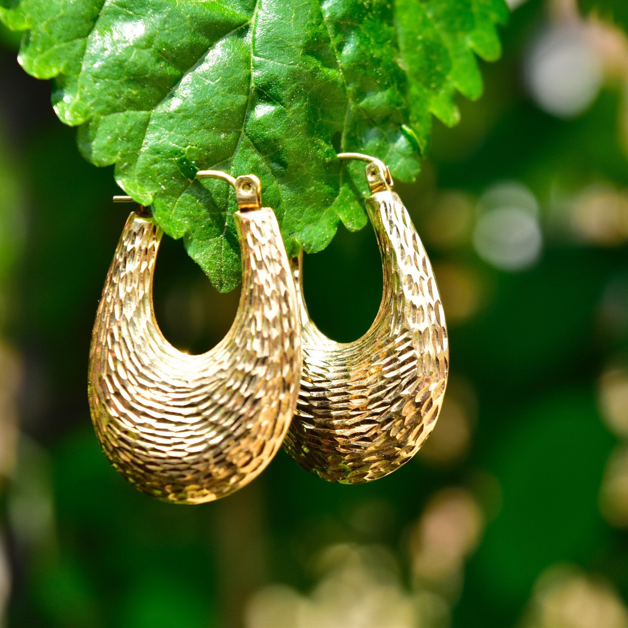 Vintage 14K Gold Hammered Oval Hoop Earrings, Textured Yellow Gold Hoops, Graduated Puffed Oval Hoops, 1 1/4"