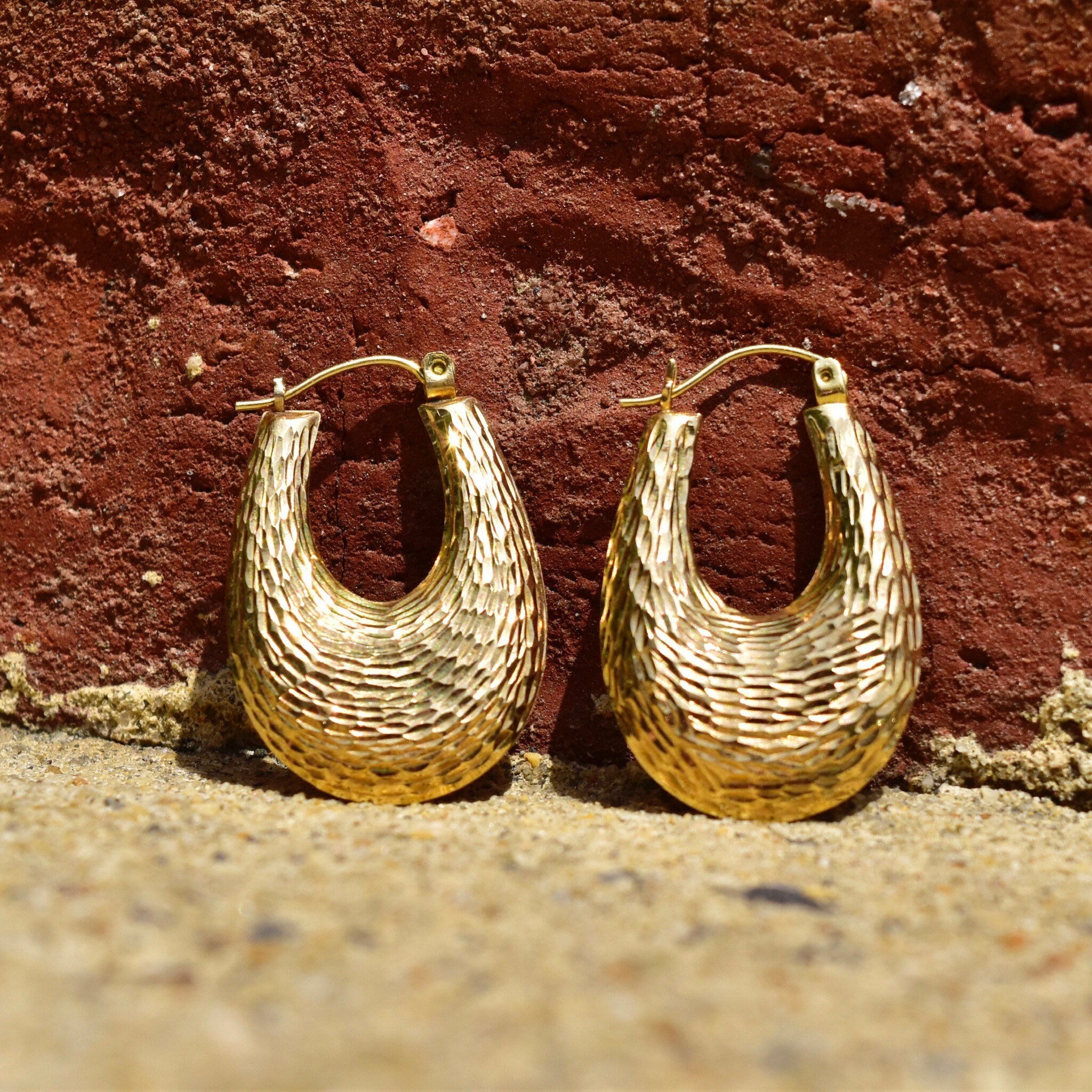 Vintage 14K Gold Hammered Oval Hoop Earrings, Textured Yellow Gold Hoops, Graduated Puffed Oval Hoops, 1 1/4"