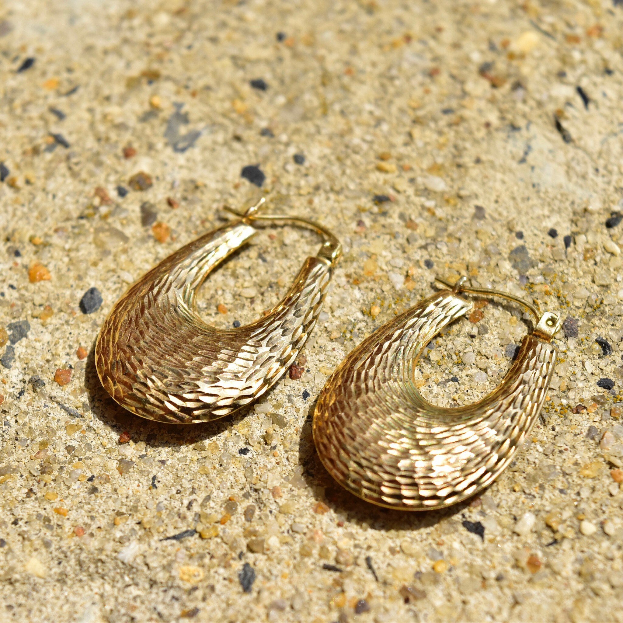 Vintage 14K Gold Hammered Oval Hoop Earrings, Textured Yellow Gold Hoops, Graduated Puffed Oval Hoops, 1 1/4"