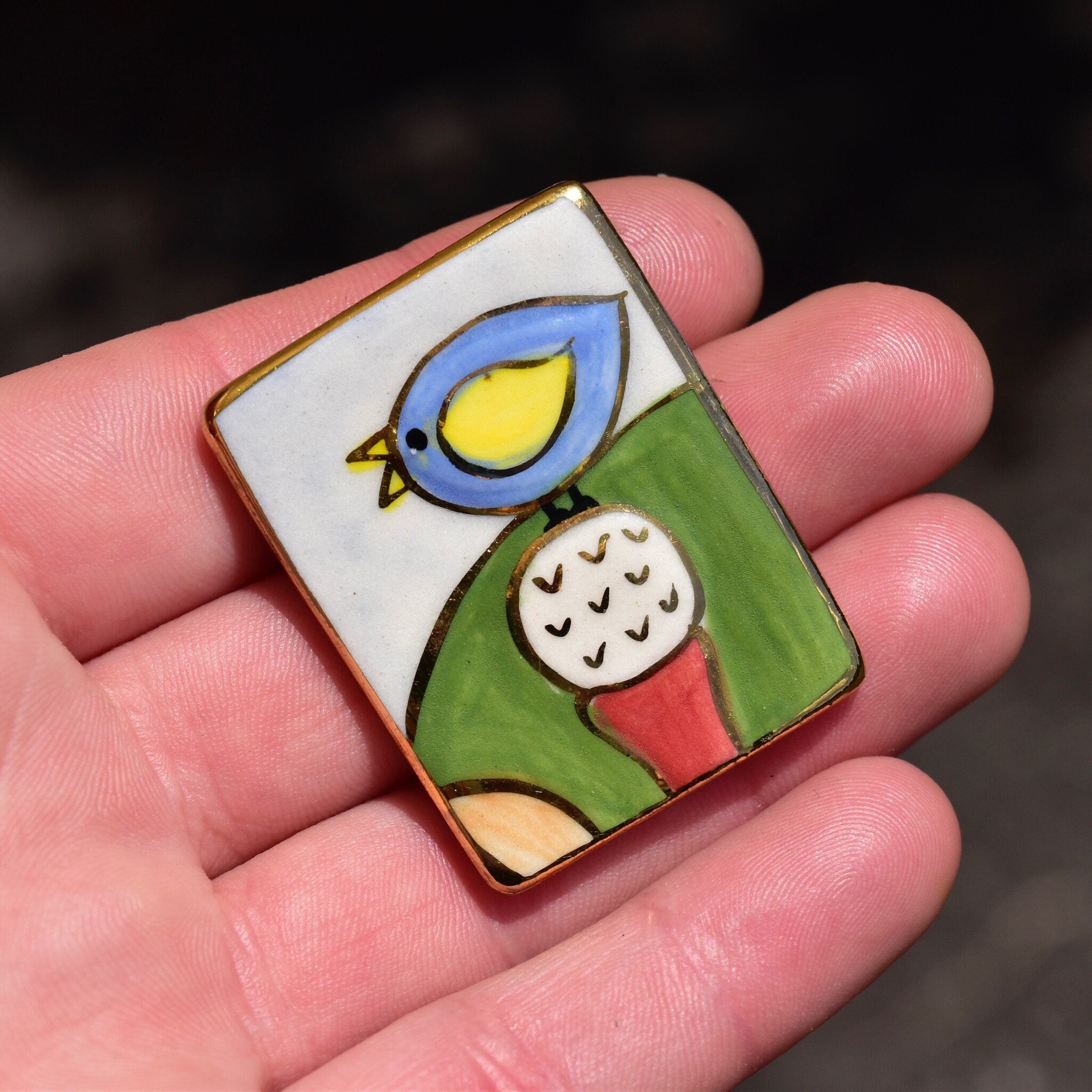 Vintage Enamel Ceramic Bird Brooch, Colorful Painted Scene Of Bird On Golf Tee, Whimsical Brooch Pin, Artisan Jewelry, 42mm