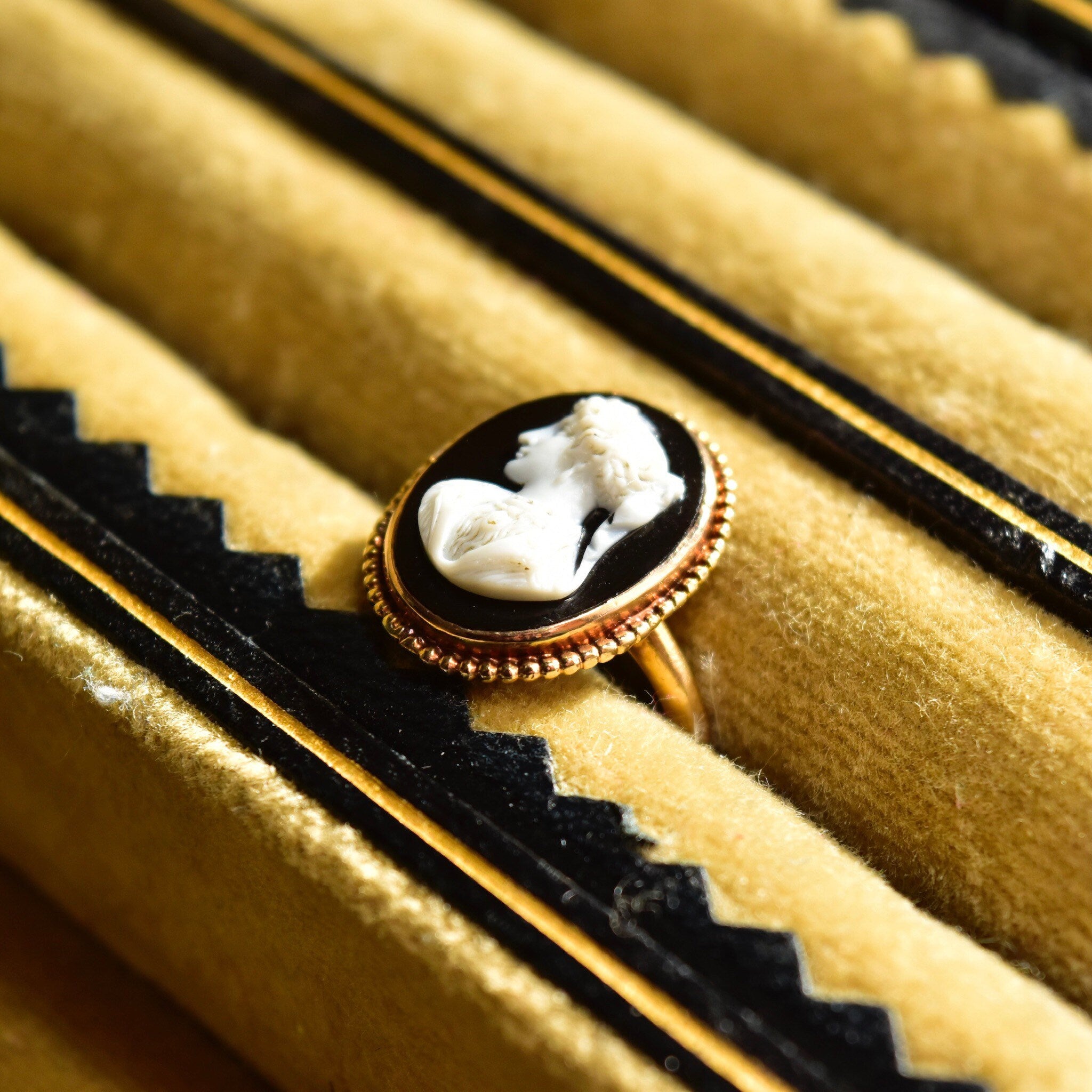 Antique 10K Gold Black & White Onyx Lady's Cameo Ring, Understated Gold Drop Setting, Petite Yellow Gold Cameo Ring, Size 5 US