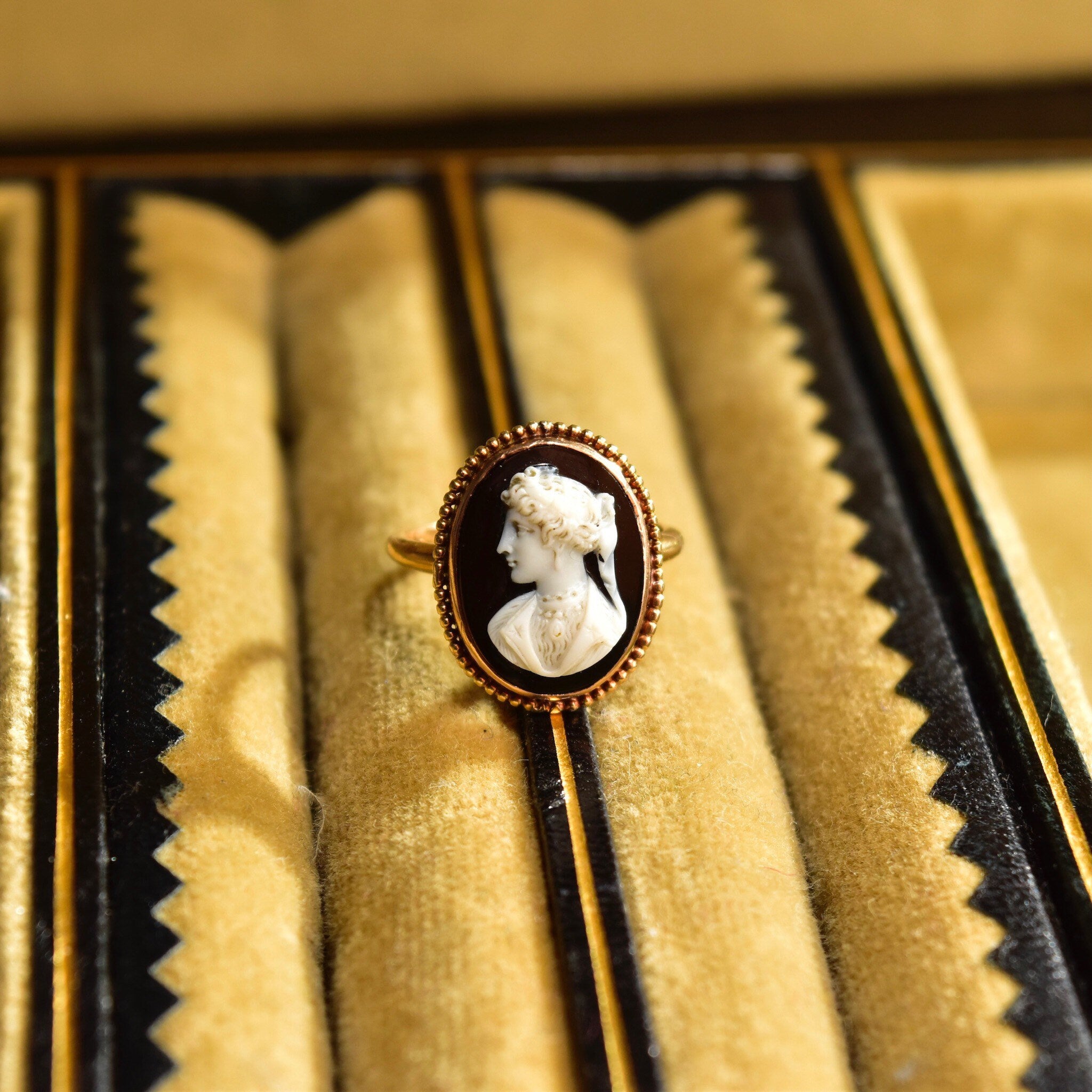 Antique 10K Gold Black & White Onyx Lady's Cameo Ring, Understated Gold Drop Setting, Petite Yellow Gold Cameo Ring, Size 5 US